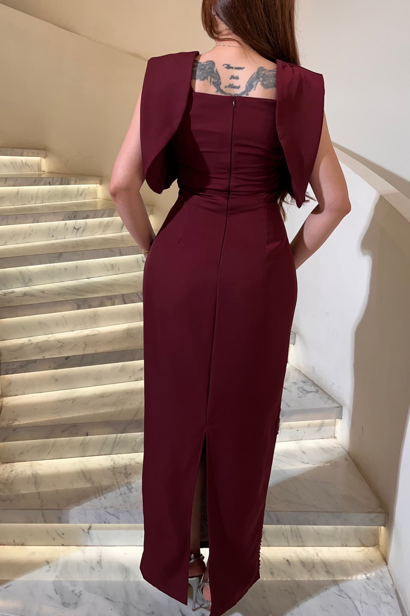 فستان سهرة طويل بتصميم أنيق ينساب على القوام ويبرز أنوثته