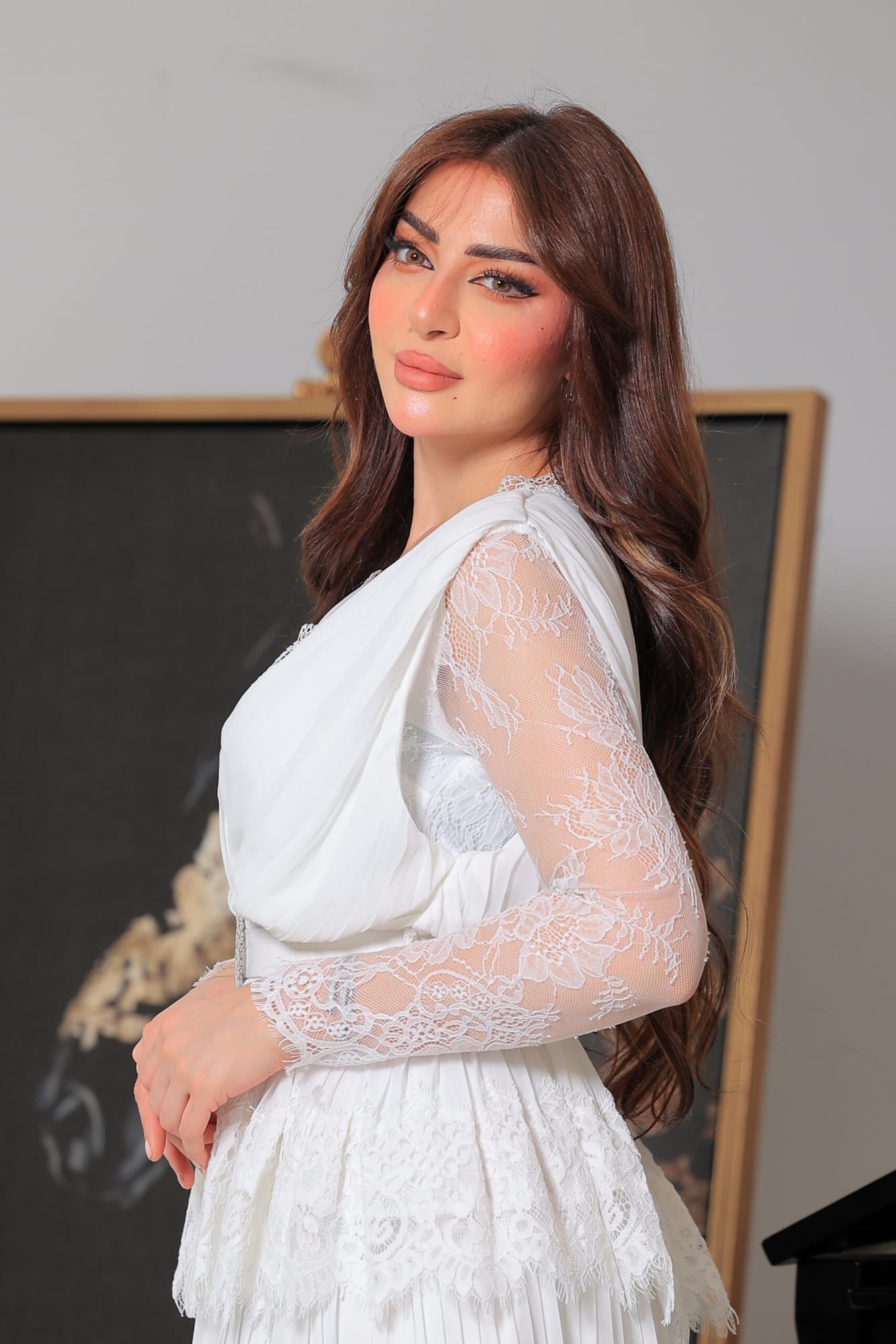 فستان فاخر بتصميم أنثوي ناعم يجمع بين الرقي والنعومة