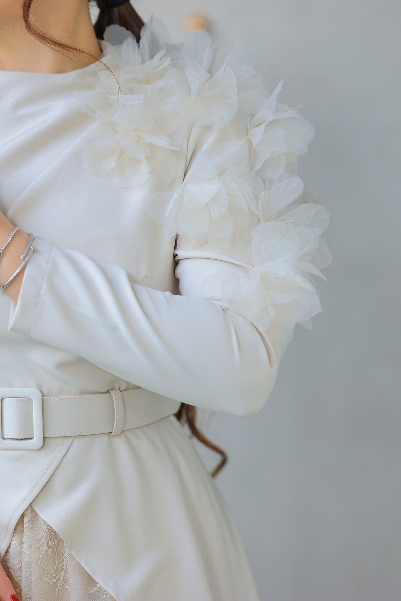 فستان يتميز بتصميم فاخر وأنيق يتميز بقصة كلاسيكية بأكمام طويلة بيج