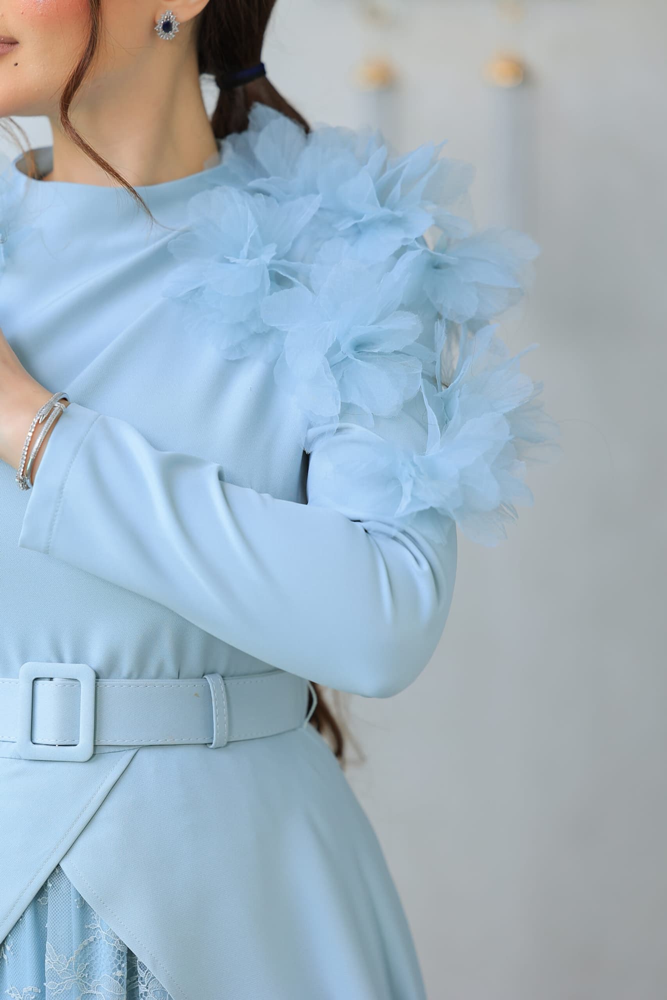 فستان يتميز بتصميم فاخر وأنيق يتميز بقصة كلاسيكية بأكمام طويلة بحري