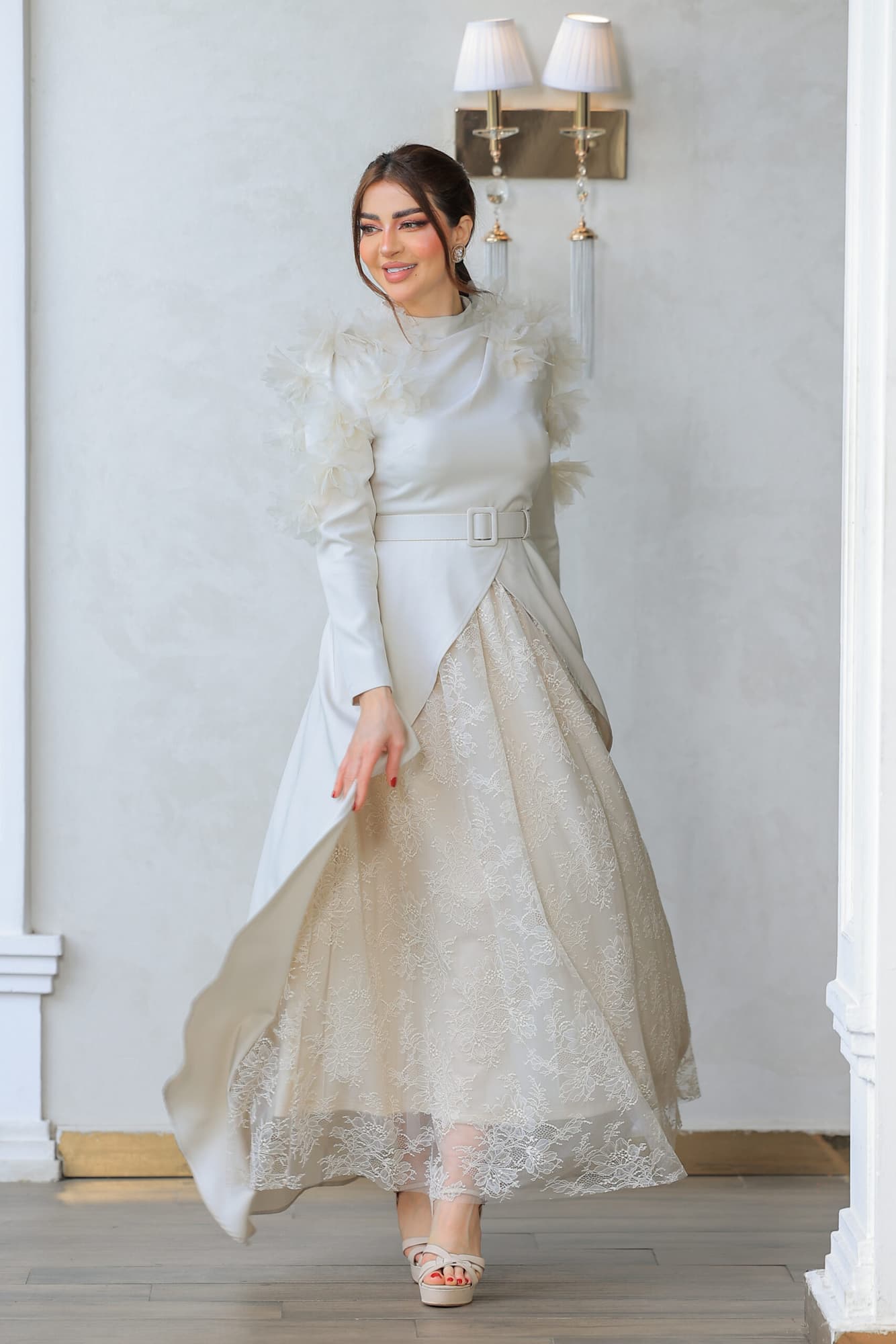 فستان يتميز بتصميم فاخر وأنيق يتميز بقصة كلاسيكية بأكمام طويلة