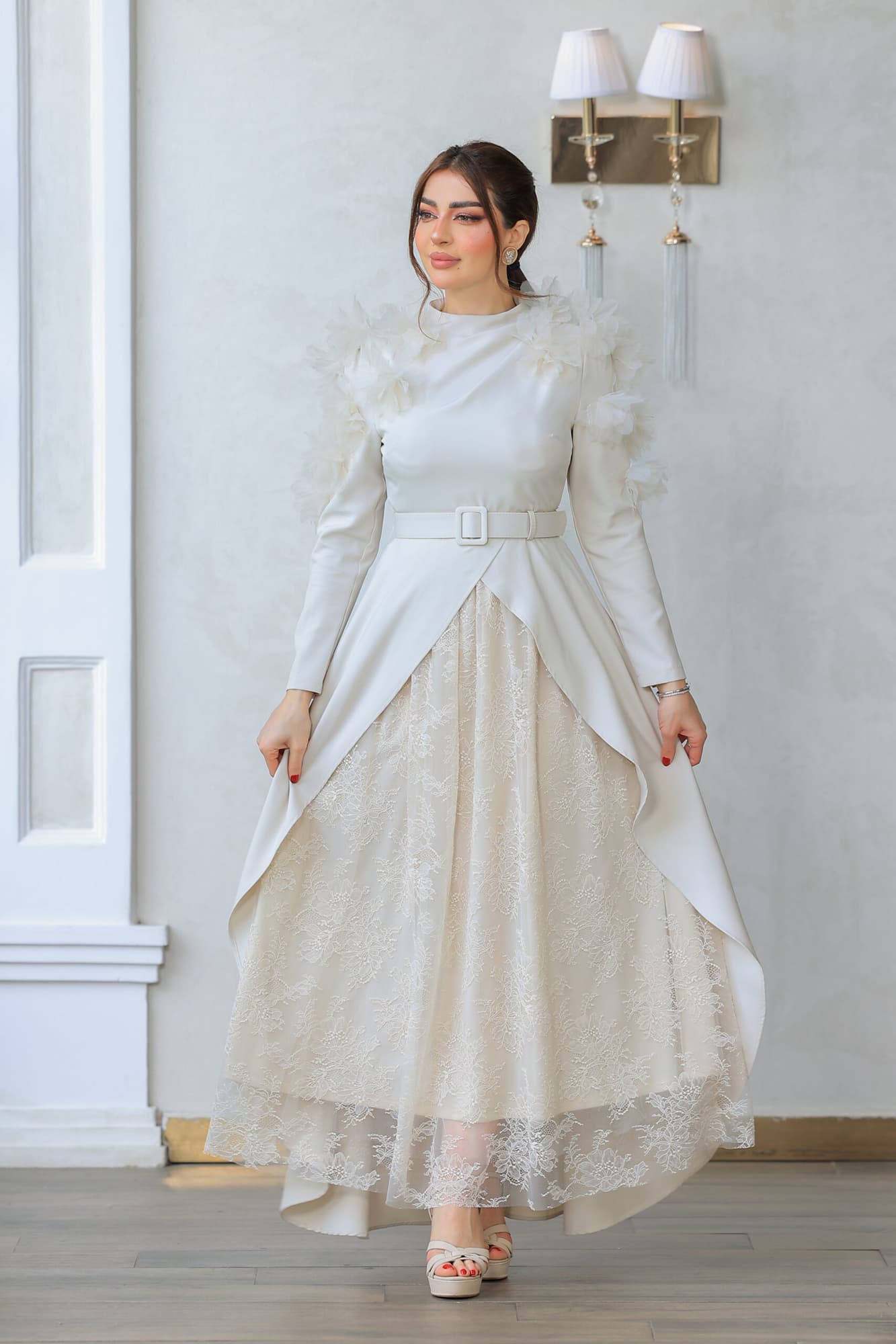 فستان يتميز بتصميم فاخر وأنيق يتميز بقصة كلاسيكية بأكمام طويلة