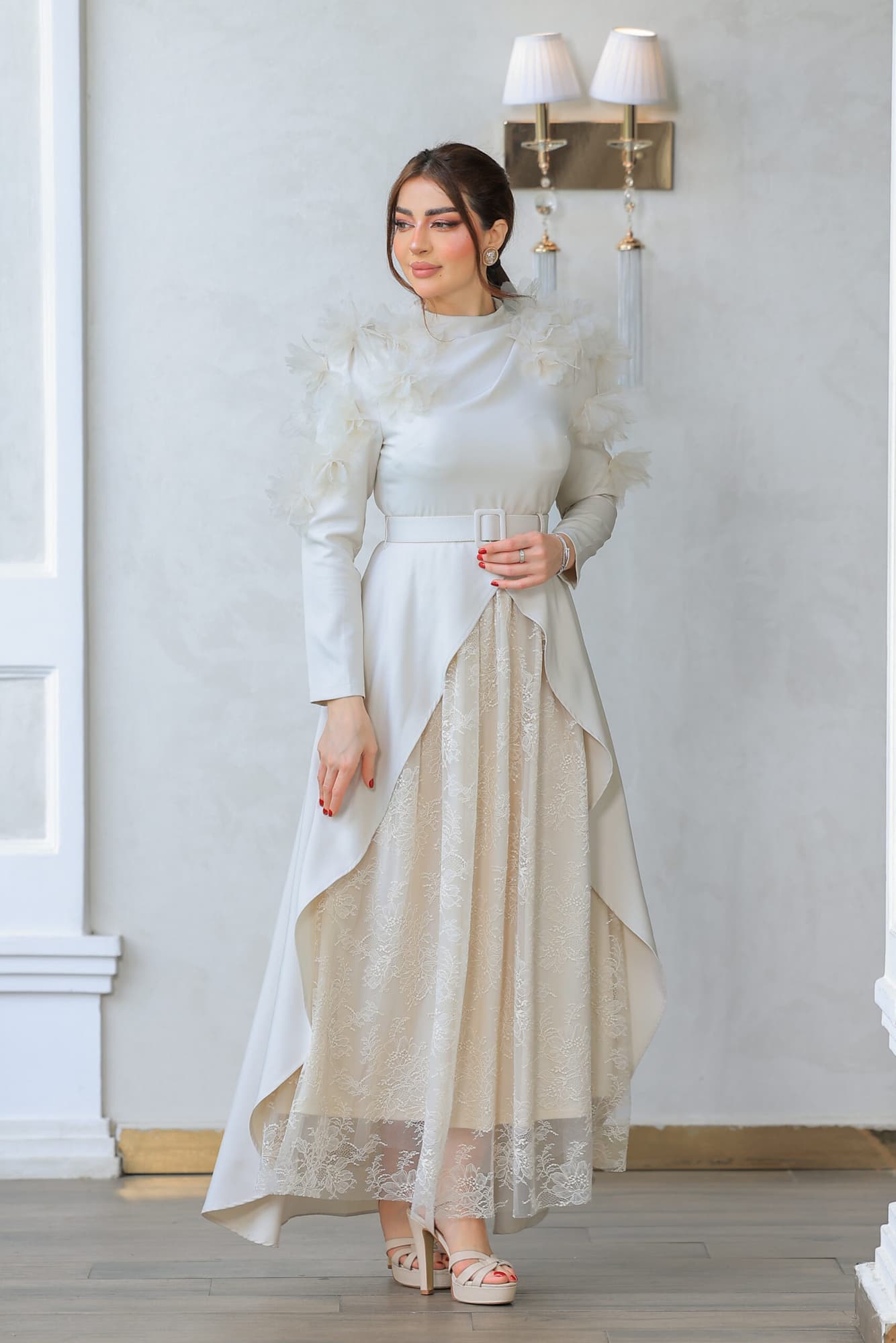 فستان يتميز بتصميم فاخر وأنيق يتميز بقصة كلاسيكية بأكمام طويلة