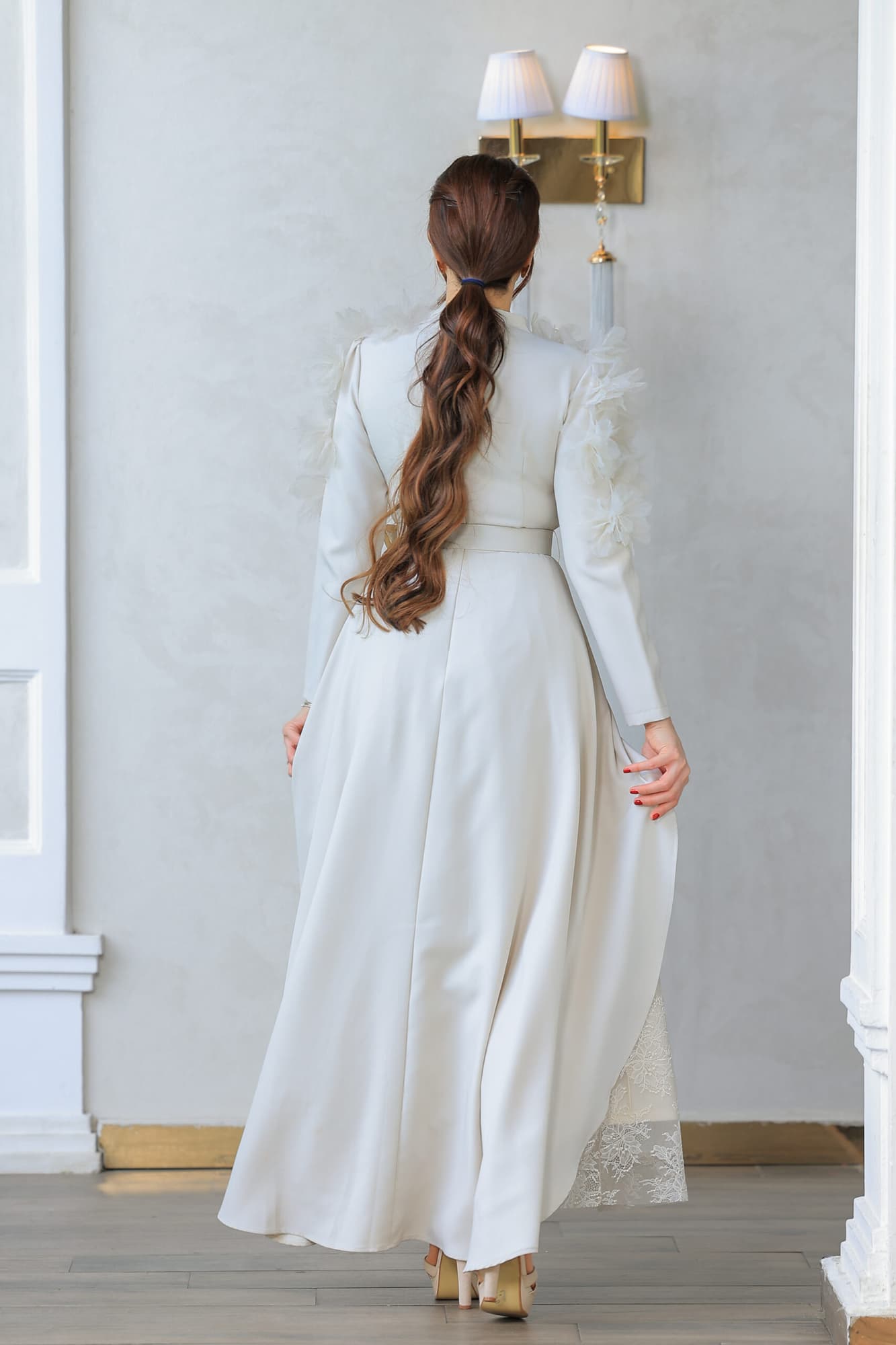 فستان يتميز بتصميم فاخر وأنيق يتميز بقصة كلاسيكية بأكمام طويلة