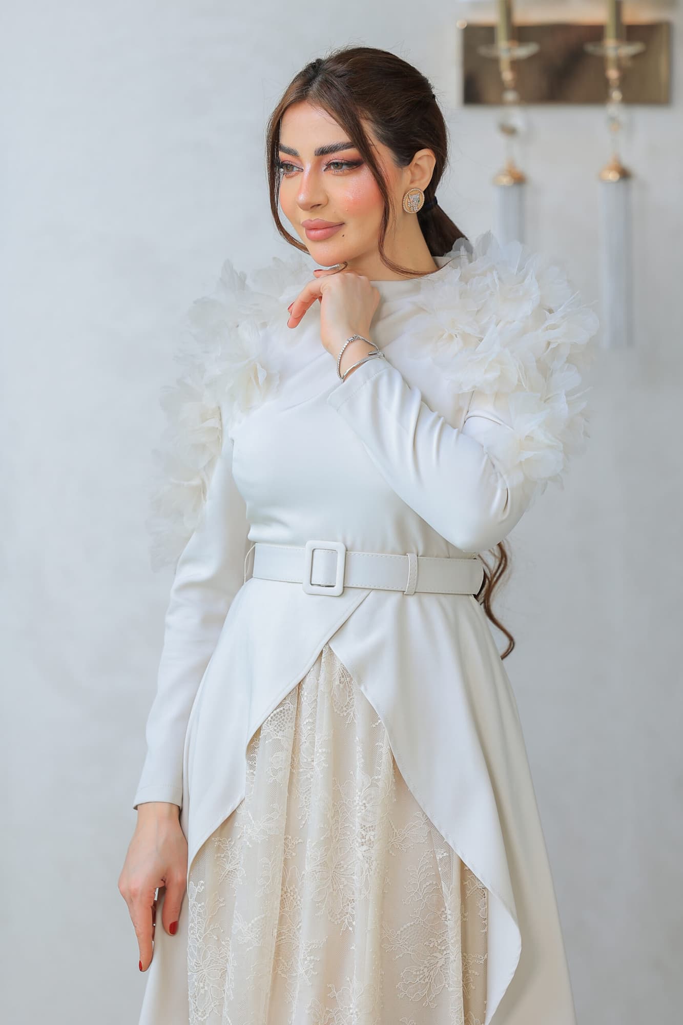 فستان يتميز بتصميم فاخر وأنيق يتميز بقصة كلاسيكية بأكمام طويلة