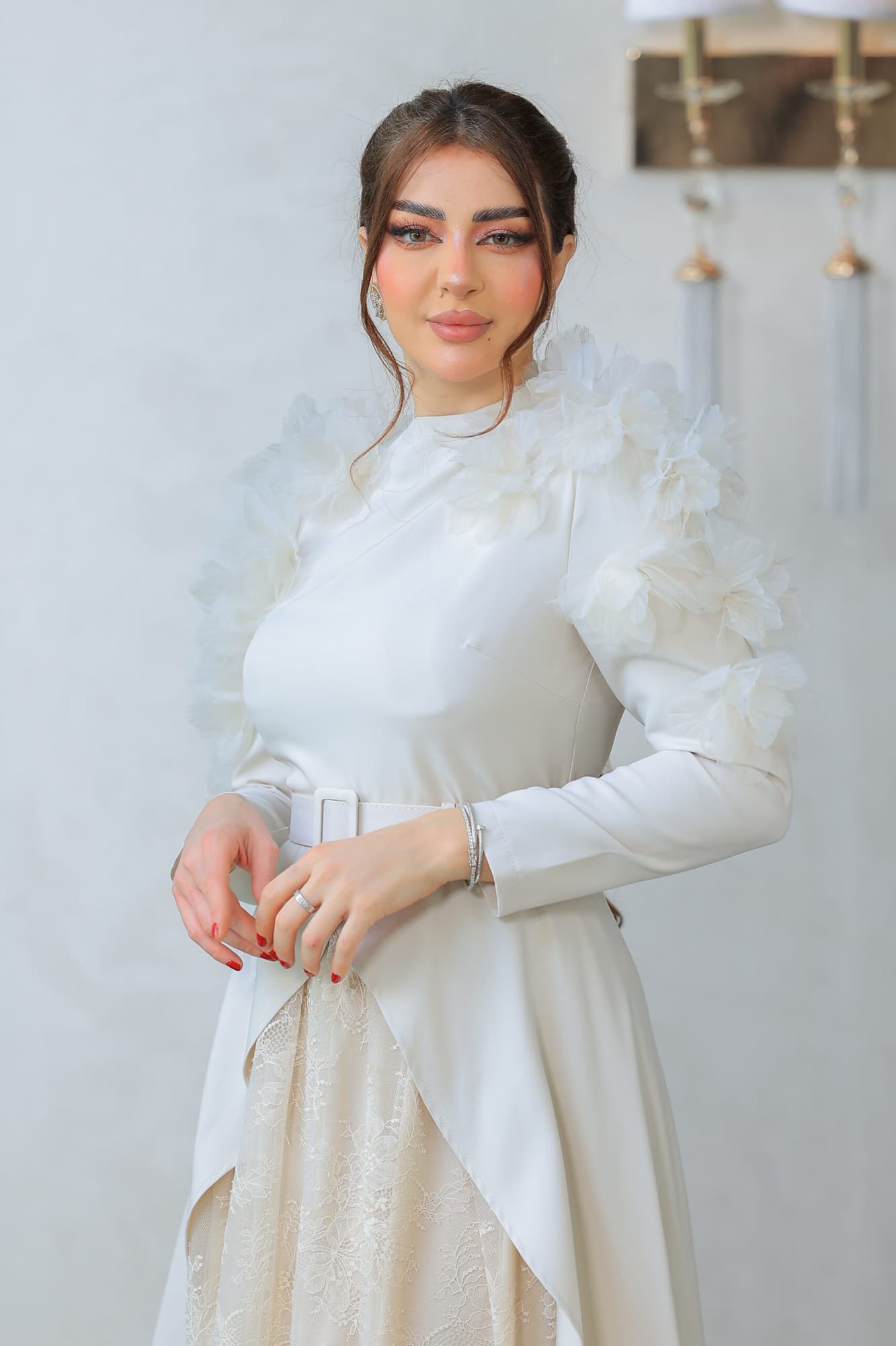 فستان يتميز بتصميم فاخر وأنيق يتميز بقصة كلاسيكية بأكمام طويلة