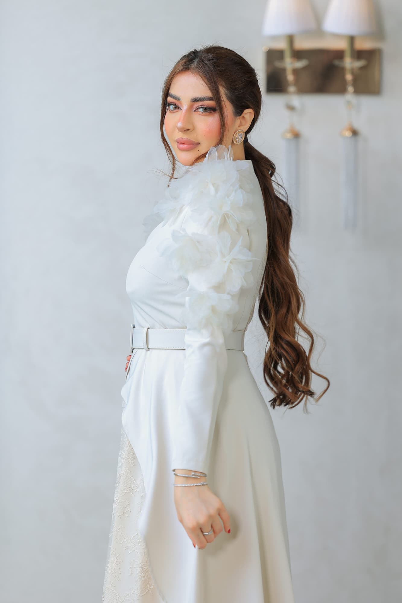 فستان يتميز بتصميم فاخر وأنيق يتميز بقصة كلاسيكية بأكمام طويلة