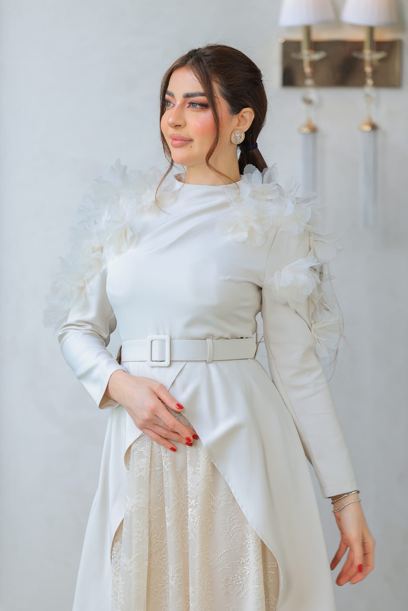 فستان يتميز بتصميم فاخر وأنيق يتميز بقصة كلاسيكية بأكمام طويلة