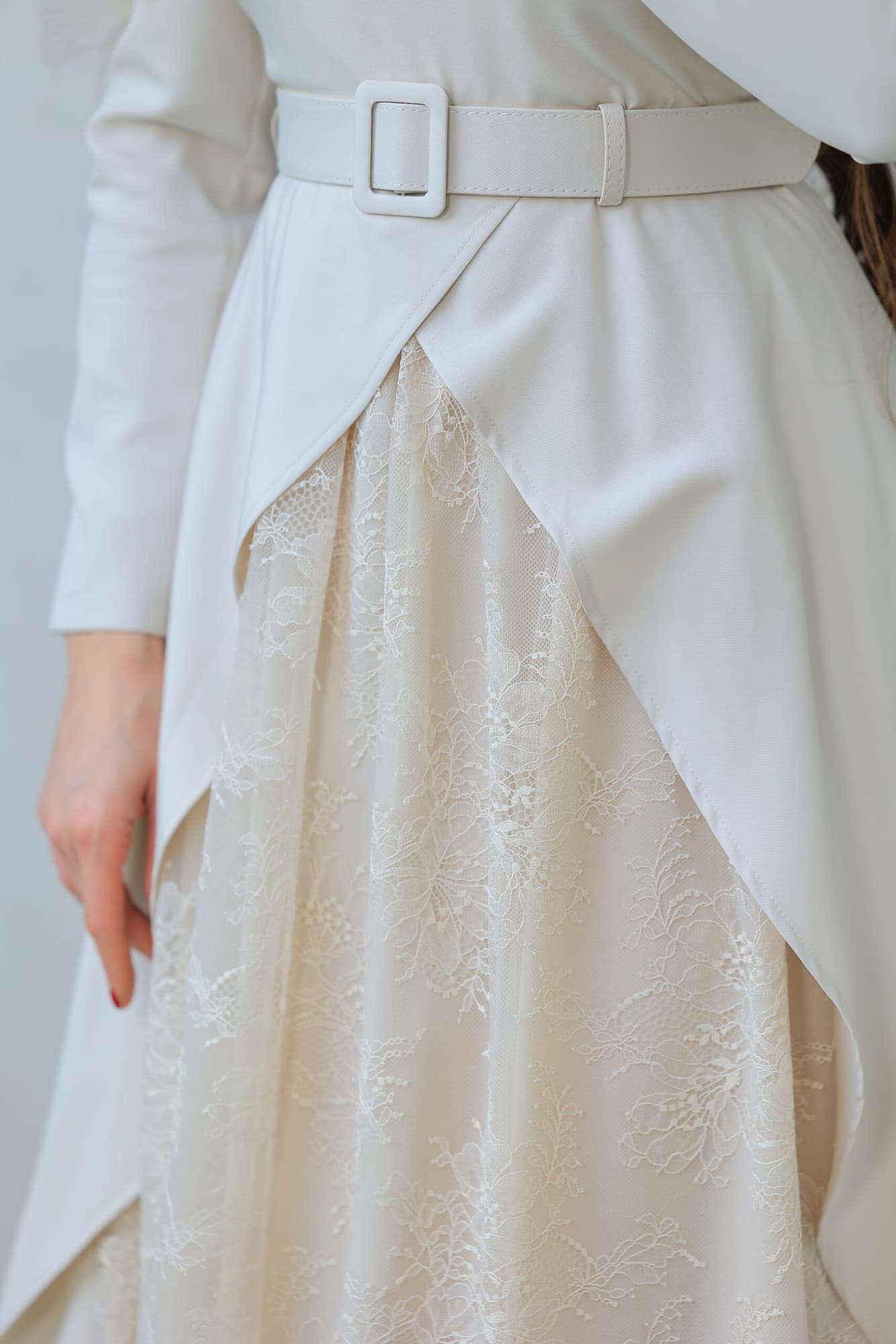 فستان يتميز بتصميم فاخر وأنيق يتميز بقصة كلاسيكية بأكمام طويلة