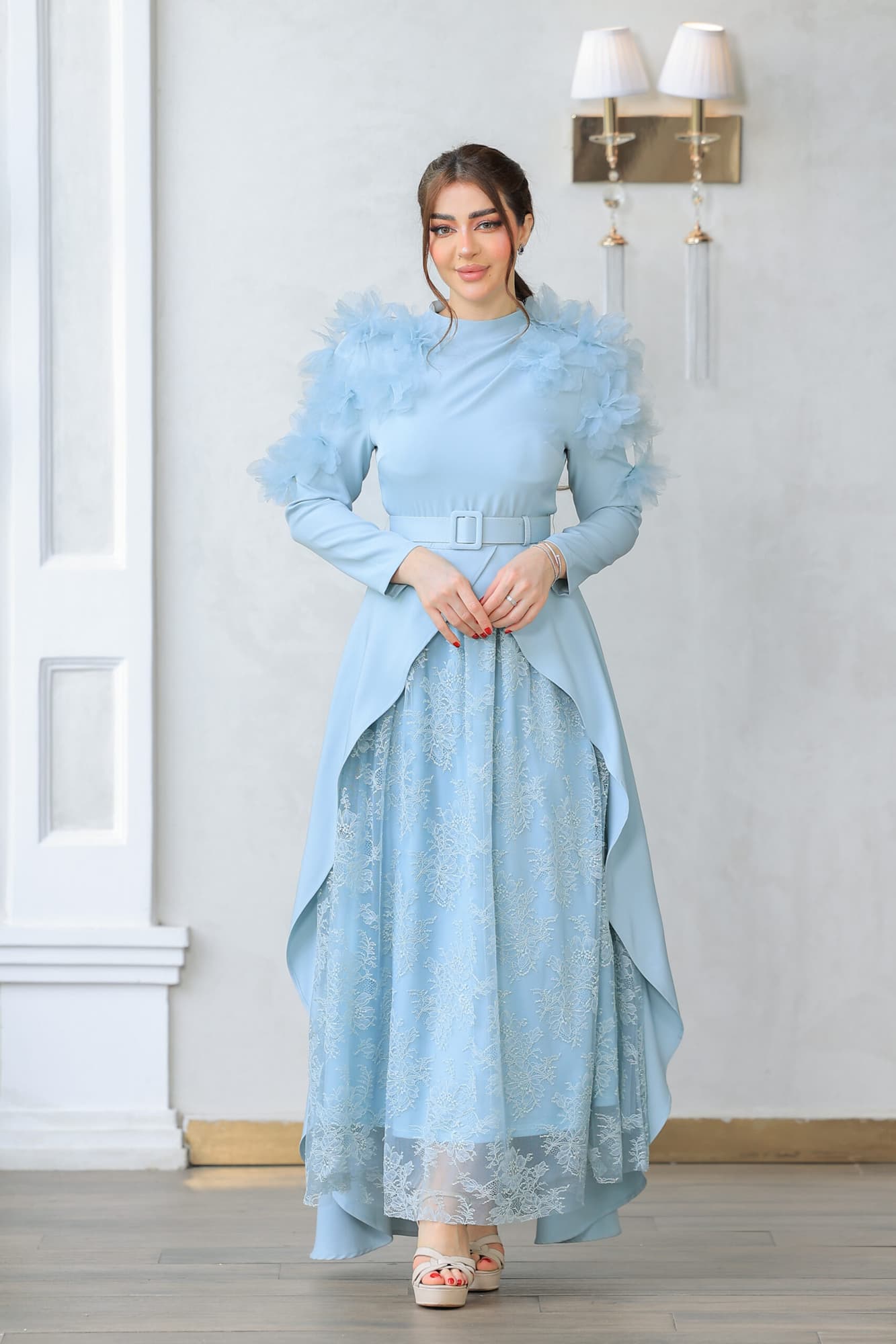 فستان يتميز بتصميم فاخر وأنيق يتميز بقصة كلاسيكية بأكمام طويلة