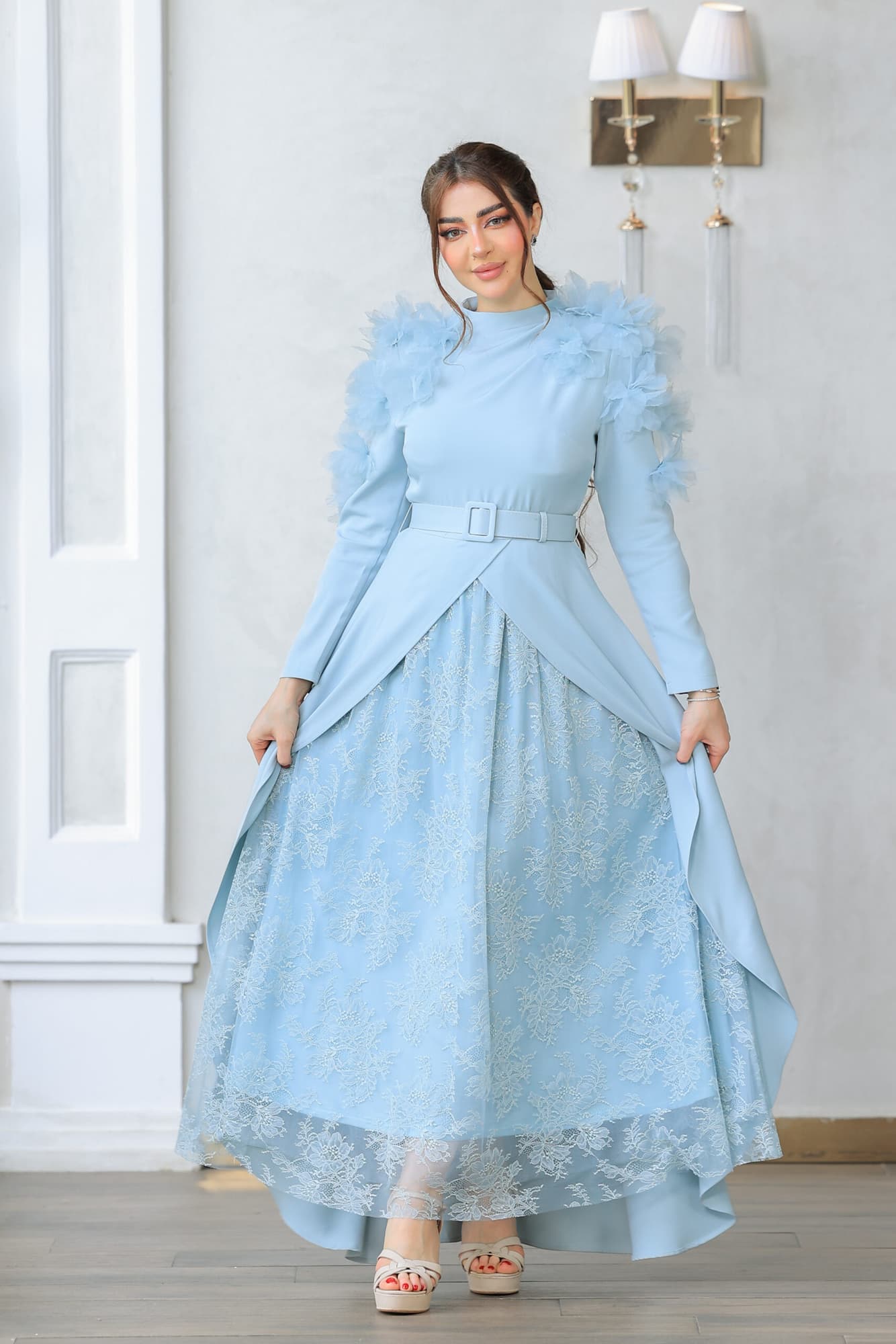 فستان يتميز بتصميم فاخر وأنيق يتميز بقصة كلاسيكية بأكمام طويلة