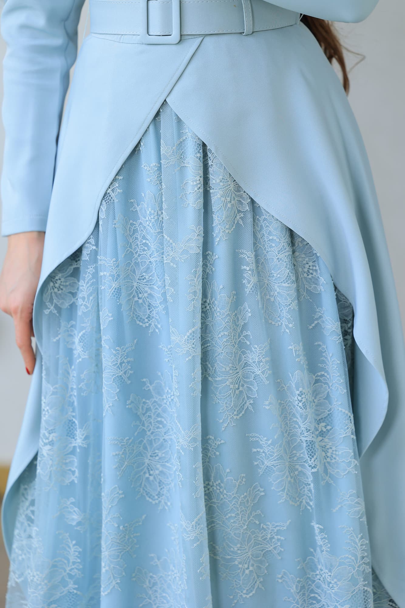 فستان يتميز بتصميم فاخر وأنيق يتميز بقصة كلاسيكية بأكمام طويلة