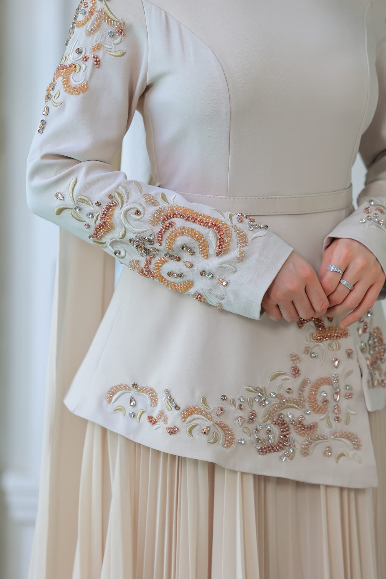 فستان فاخر يتميز بتصميم يجمع بين العصرية والكلاسيكية بيج فاتح