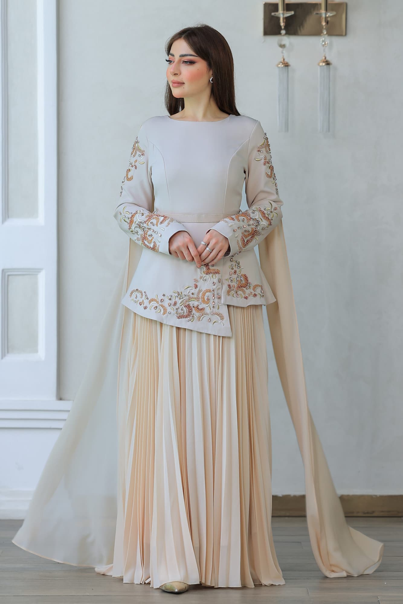 فستان فاخر يتميز بتصميم يجمع بين العصرية والكلاسيكية
