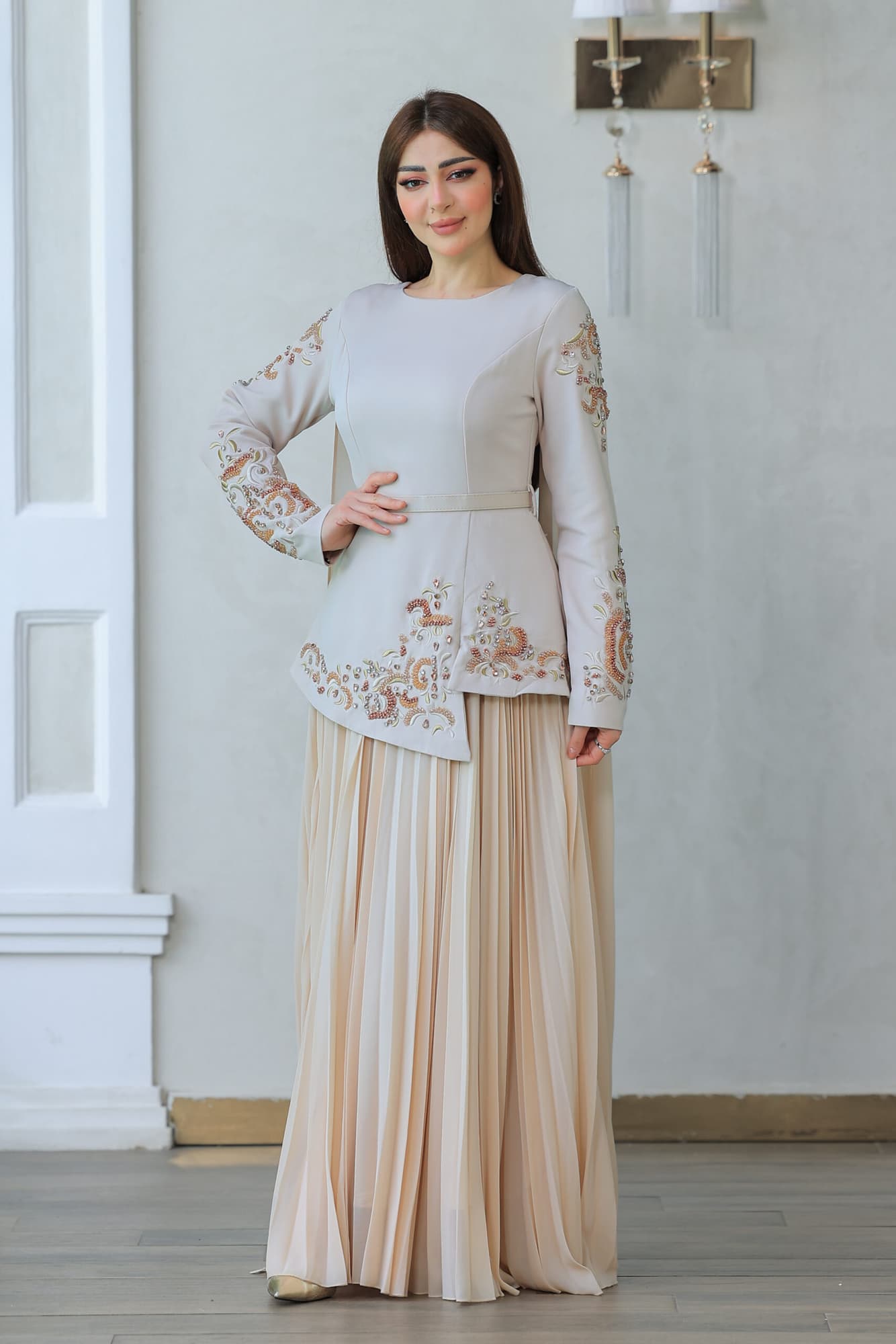 فستان فاخر يتميز بتصميم يجمع بين العصرية والكلاسيكية