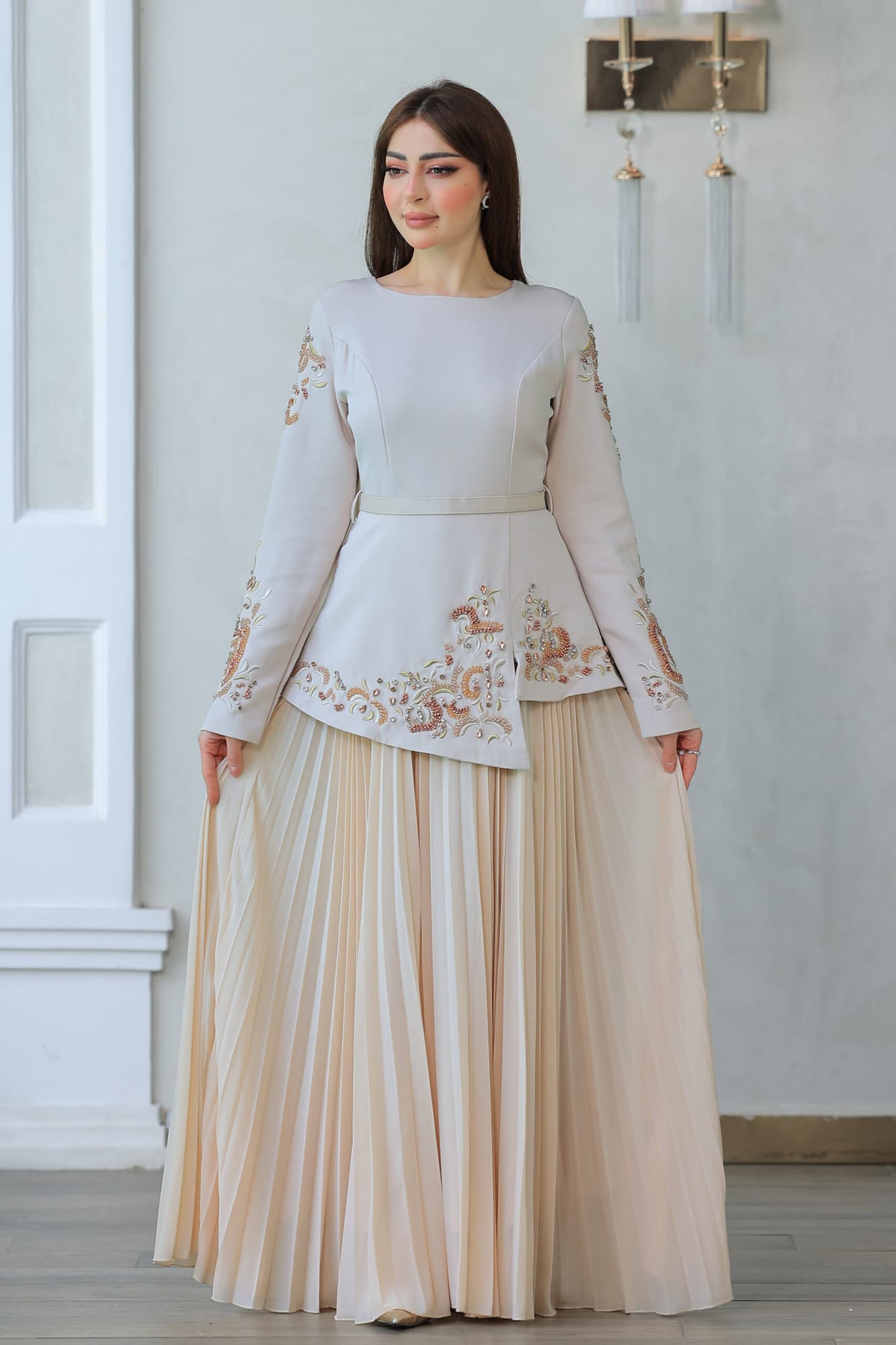 فستان فاخر يتميز بتصميم يجمع بين العصرية والكلاسيكية