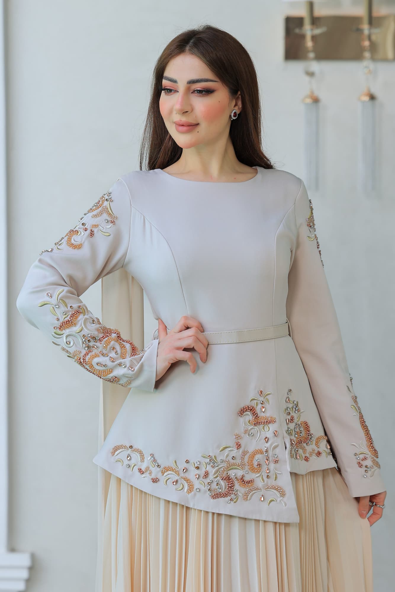 فستان فاخر يتميز بتصميم يجمع بين العصرية والكلاسيكية