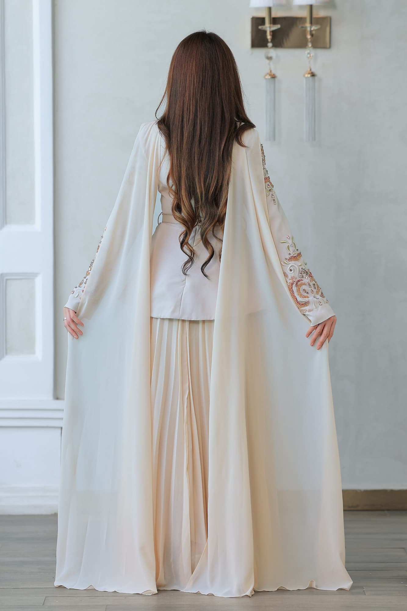 فستان فاخر يتميز بتصميم يجمع بين العصرية والكلاسيكية