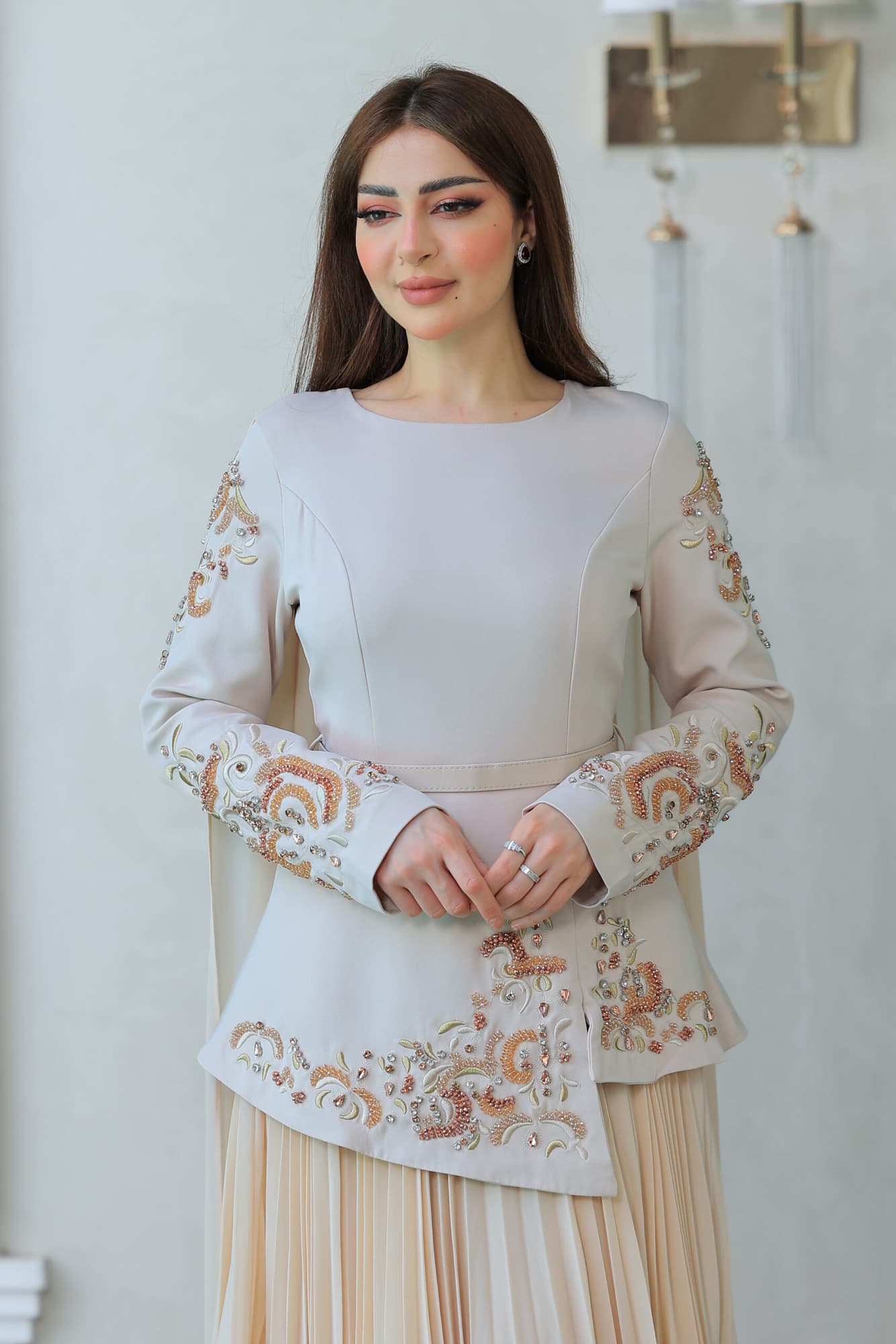 فستان فاخر يتميز بتصميم يجمع بين العصرية والكلاسيكية