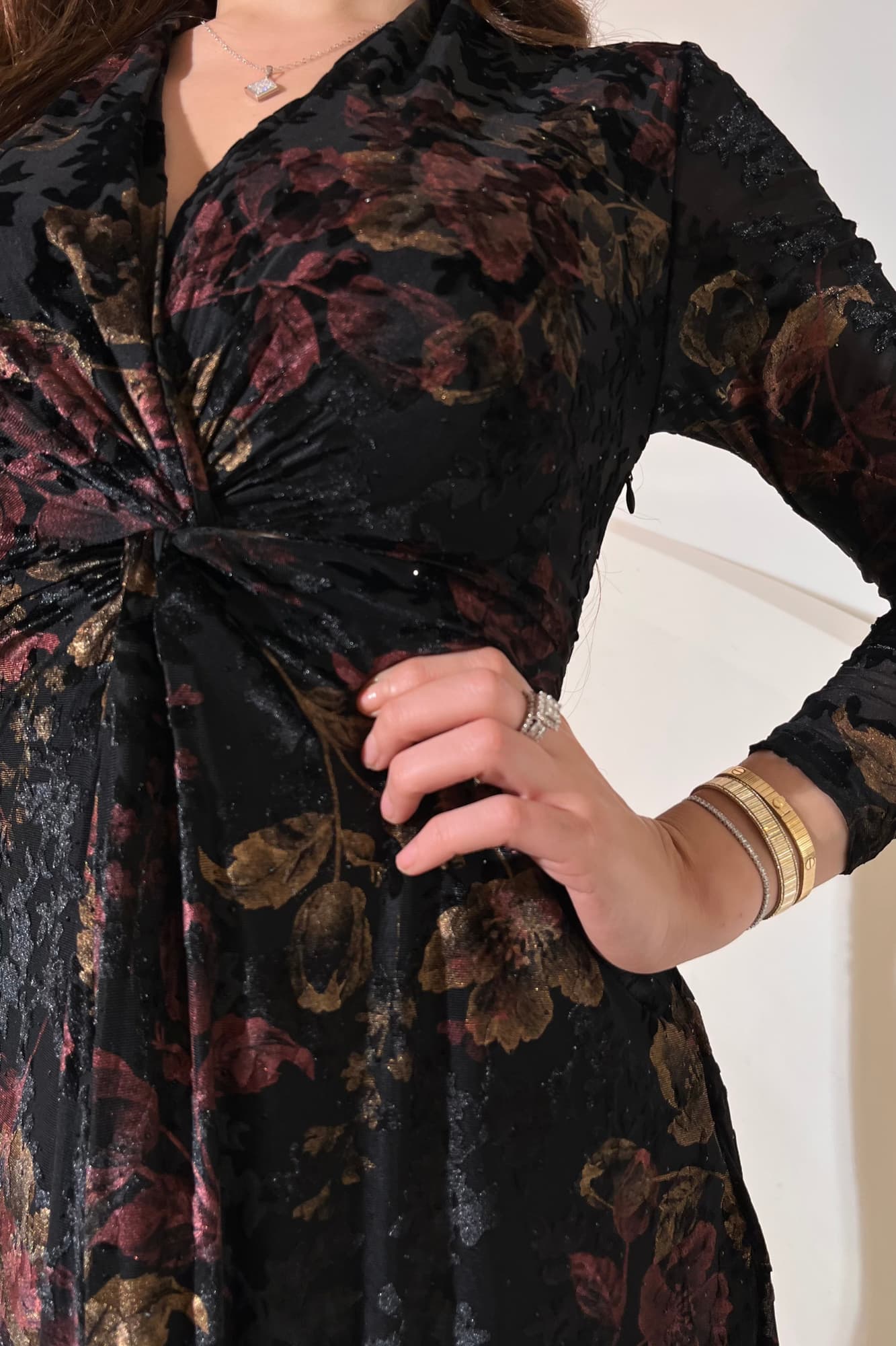 فستان ناعم بخامة مخملية مزيّنة بزهور التوت والذهبي تعطي الفستان لمسة كلاسيكية فاخرة اسود