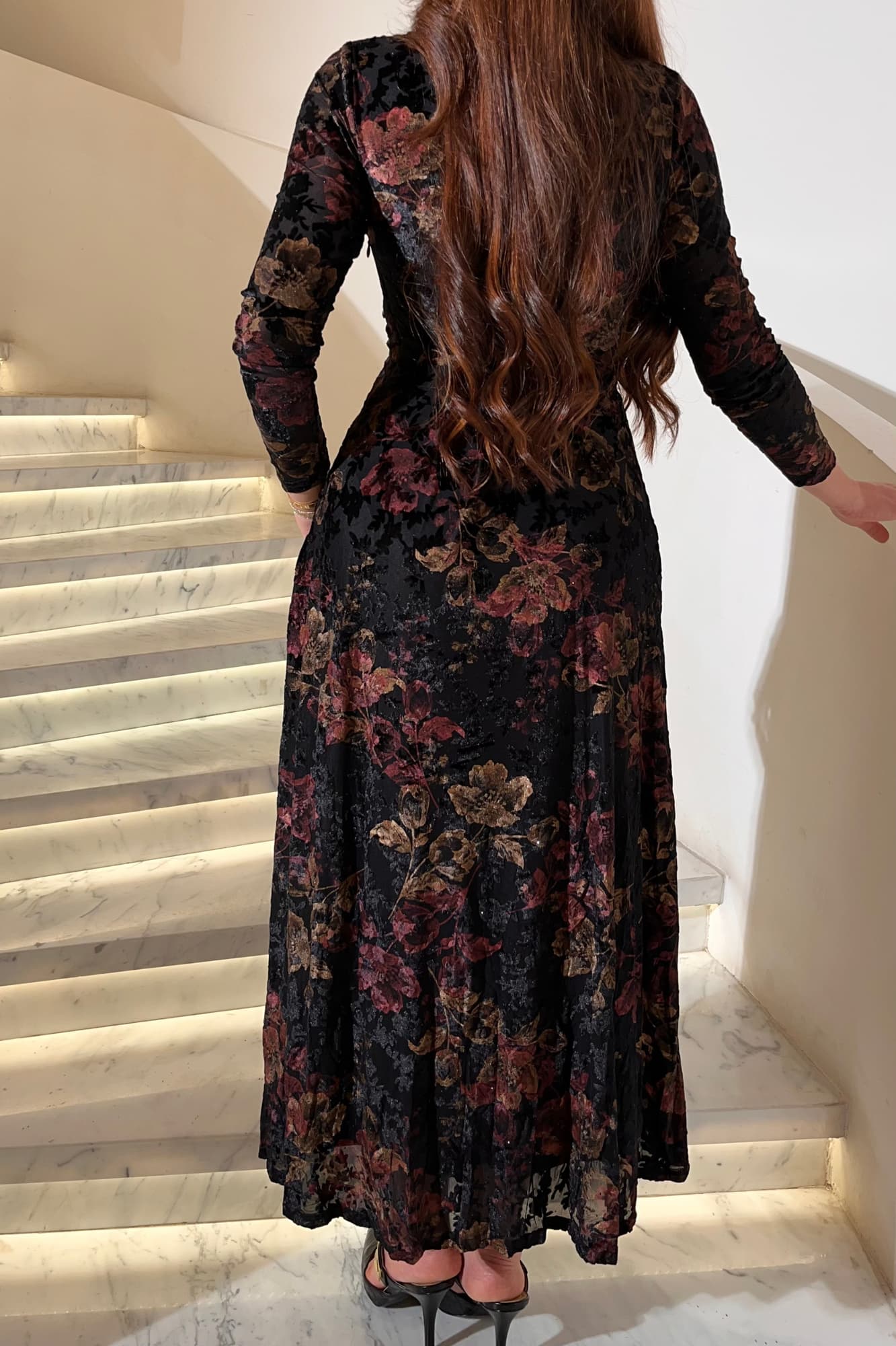 فستان ناعم بخامة مخملية مزيّنة بزهور التوت والذهبي تعطي الفستان لمسة كلاسيكية فاخرة