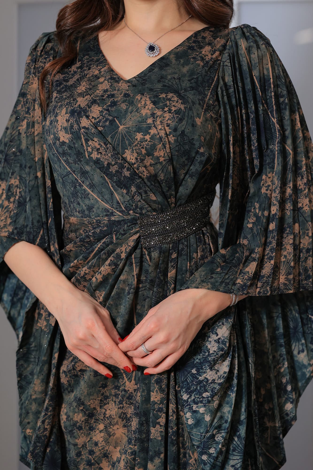 فستان طويل أنيق مستوحى من سحر الطبيعة اخضر