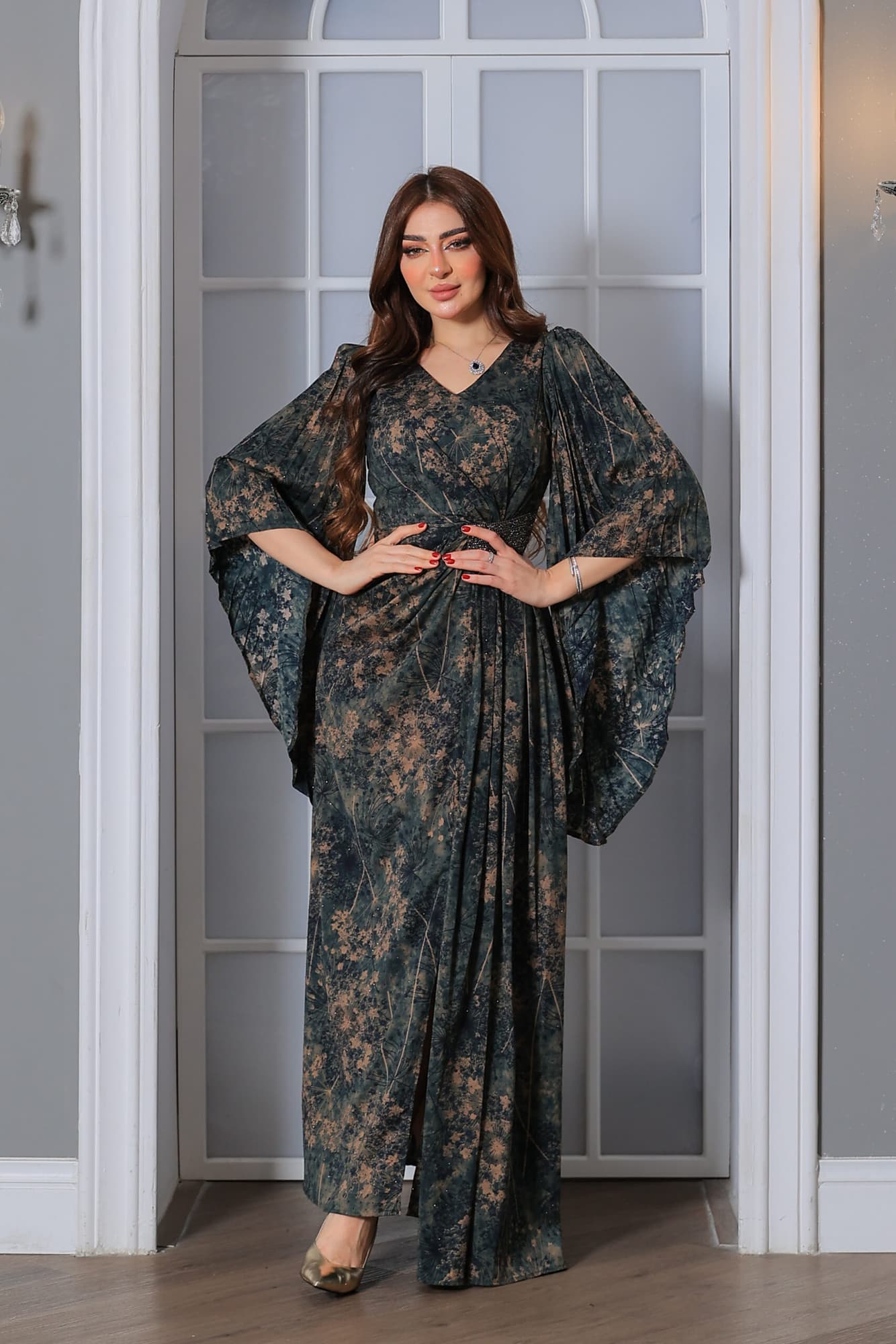 فستان طويل أنيق مستوحى من سحر الطبيعة