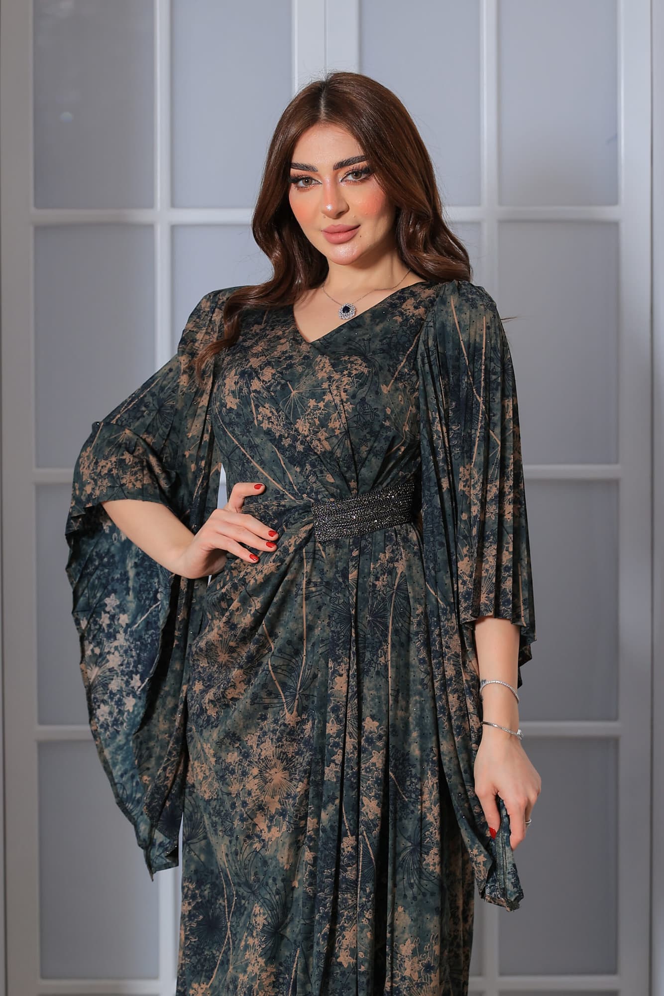 فستان طويل أنيق مستوحى من سحر الطبيعة