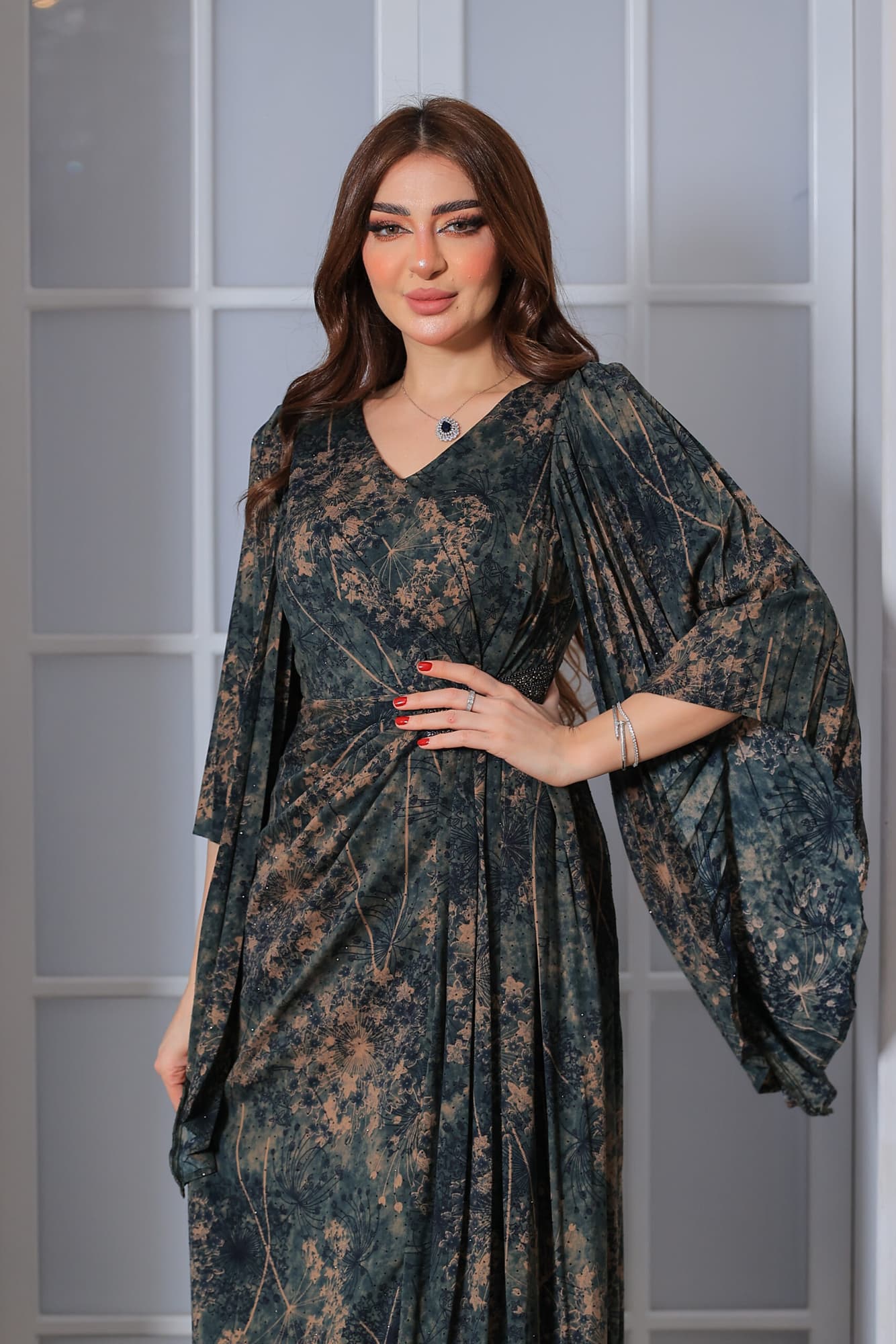 فستان طويل أنيق مستوحى من سحر الطبيعة