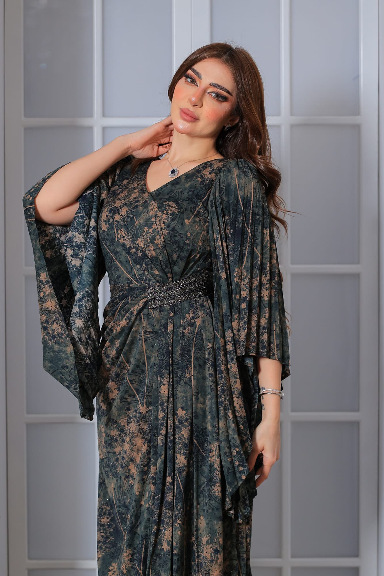 فستان طويل أنيق مستوحى من سحر الطبيعة