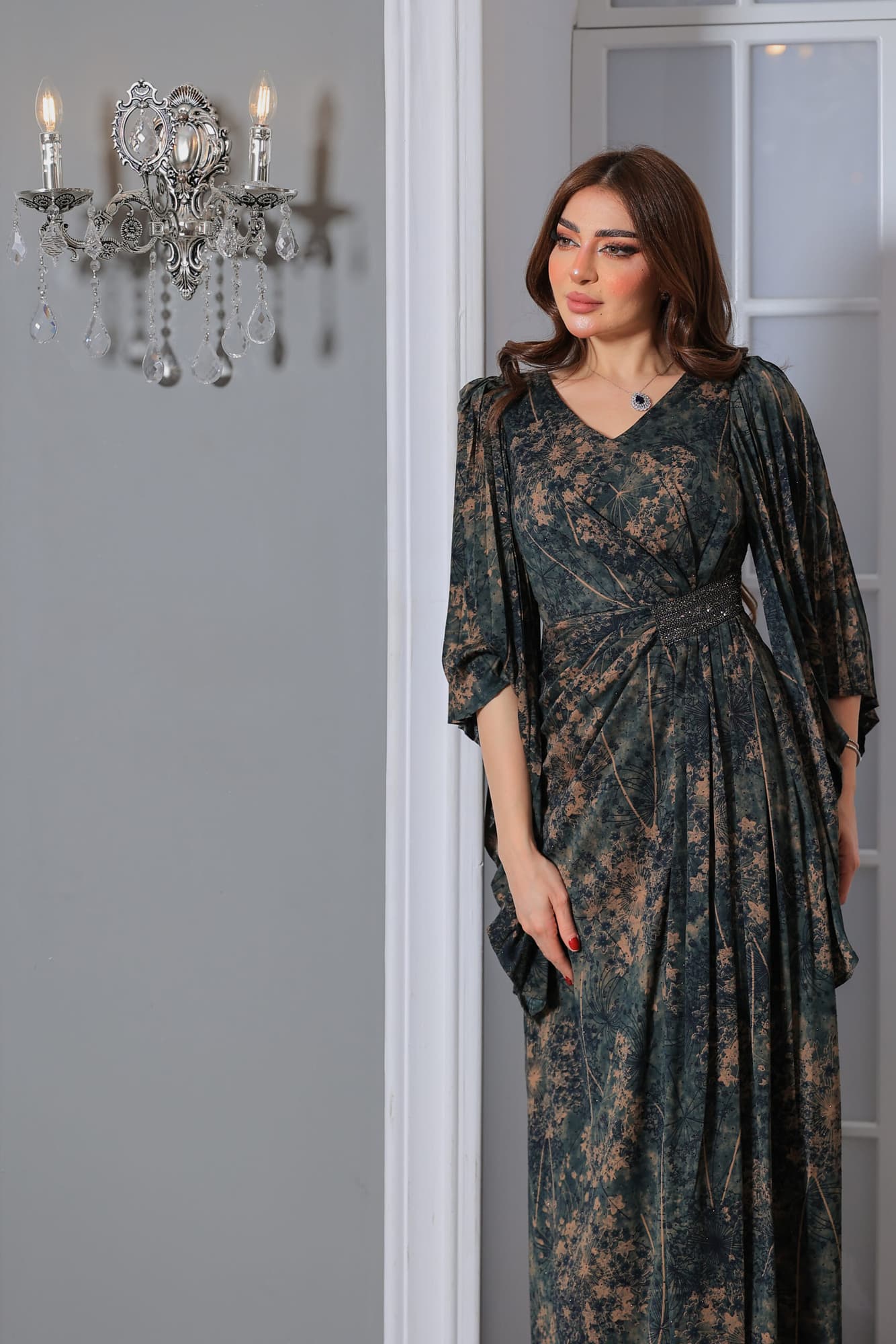 فستان طويل أنيق مستوحى من سحر الطبيعة