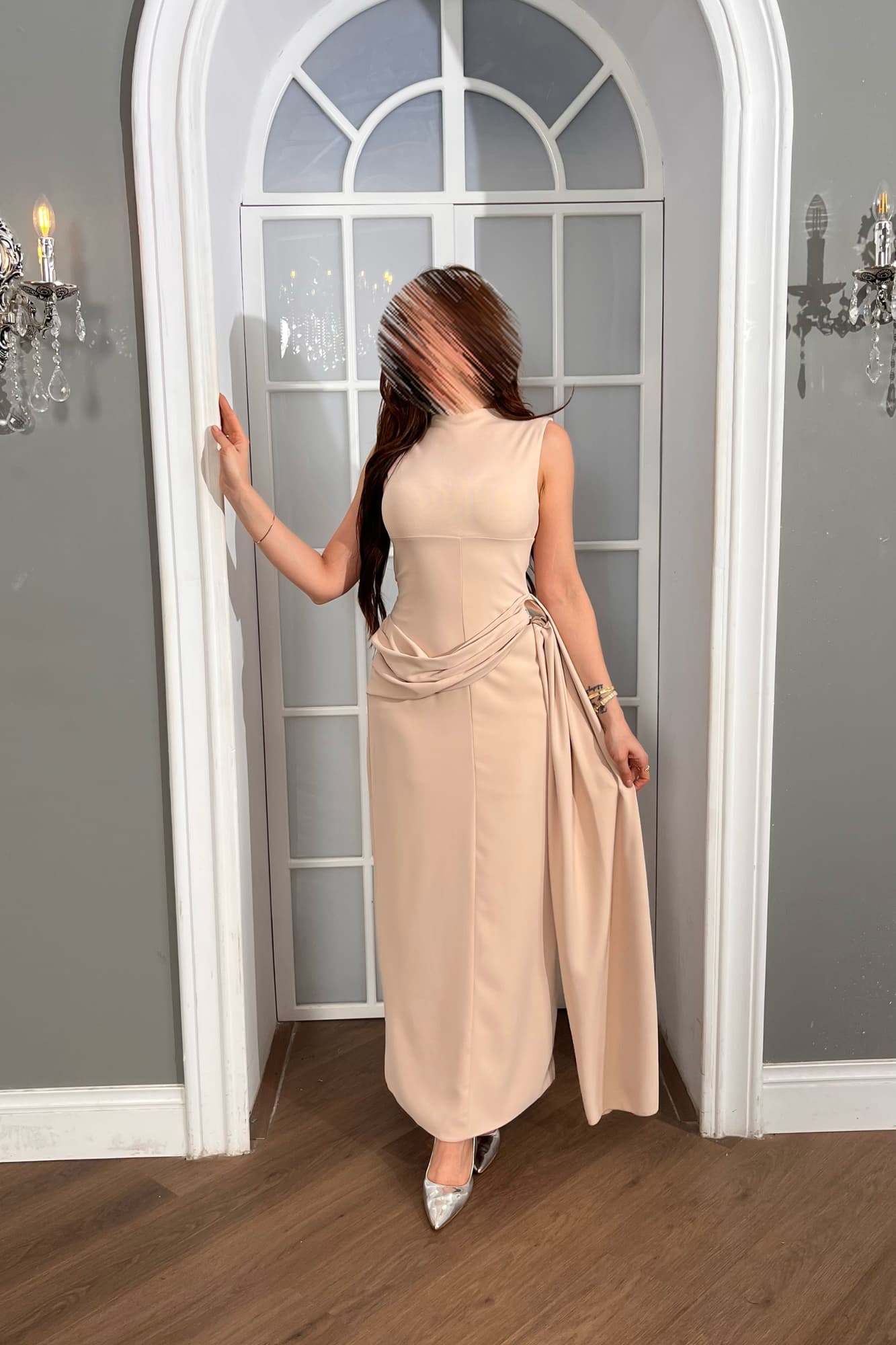 فستان ناعم بتصميم راقٍ يعكس هدوءًا وفخامة في آنٍ واحد بقصّة ناعمة تبرز القوام بانسيابية بيج غامق