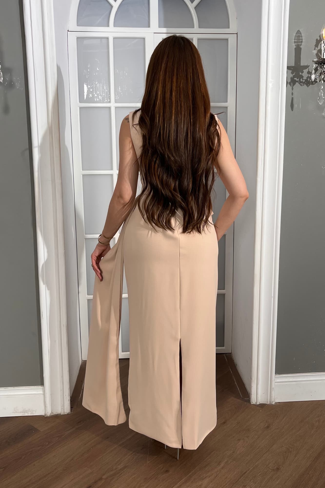 فستان ناعم بتصميم راقٍ يعكس هدوءًا وفخامة في آنٍ واحد بقصّة ناعمة تبرز القوام بانسيابية