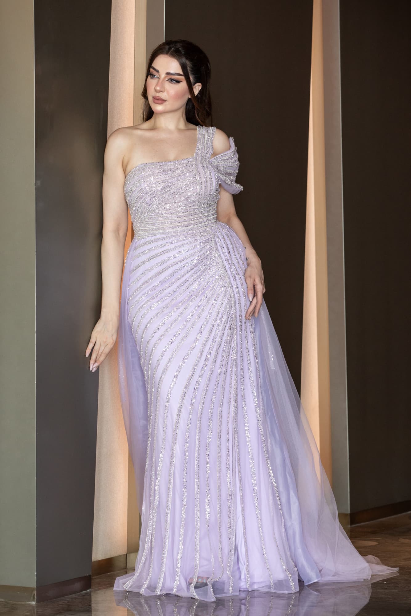 فستان سهره مرصع بالفصوص يأتي بكم منسدل وذيل طويل