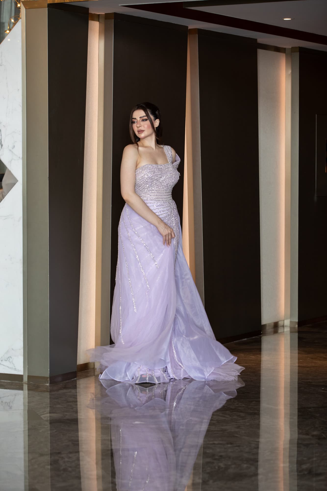 فستان سهره مرصع بالفصوص يأتي بكم منسدل وذيل طويل
