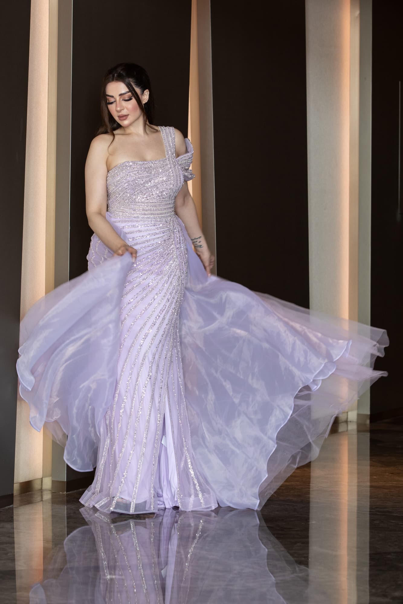 فستان سهره مرصع بالفصوص يأتي بكم منسدل وذيل طويل