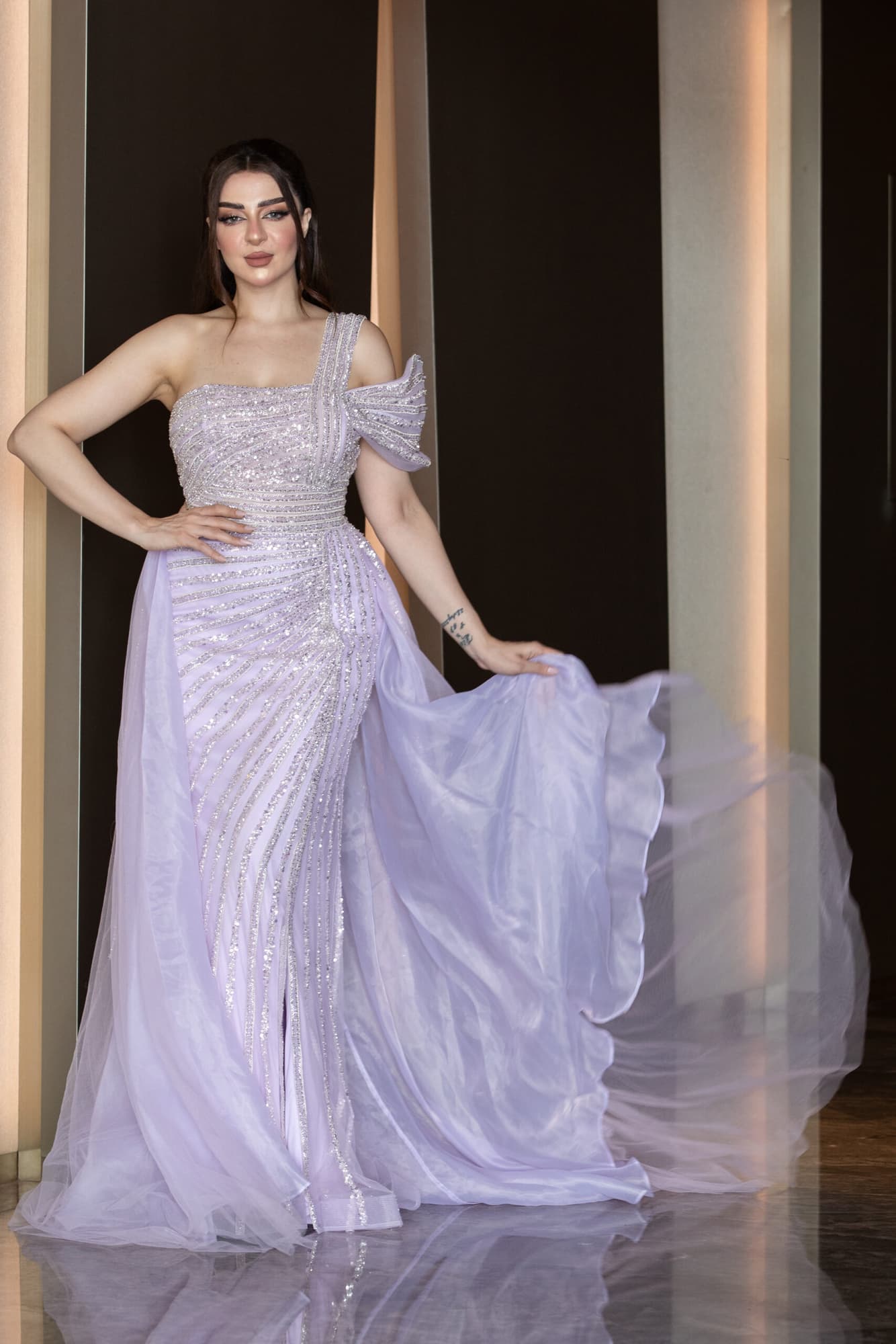 فستان سهره مرصع بالفصوص يأتي بكم منسدل وذيل طويل