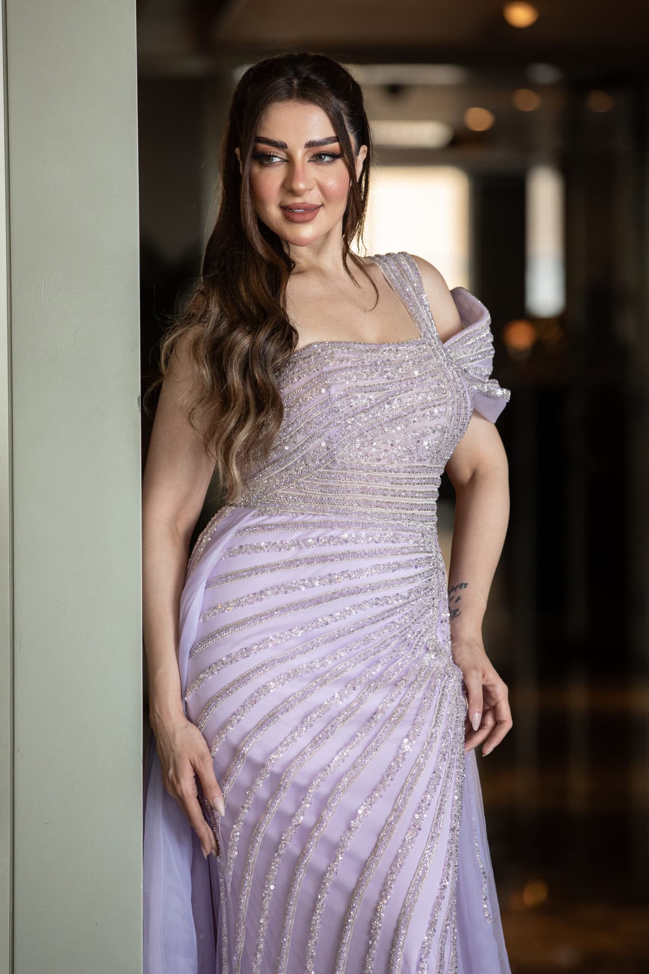 فستان سهره مرصع بالفصوص يأتي بكم منسدل وذيل طويل