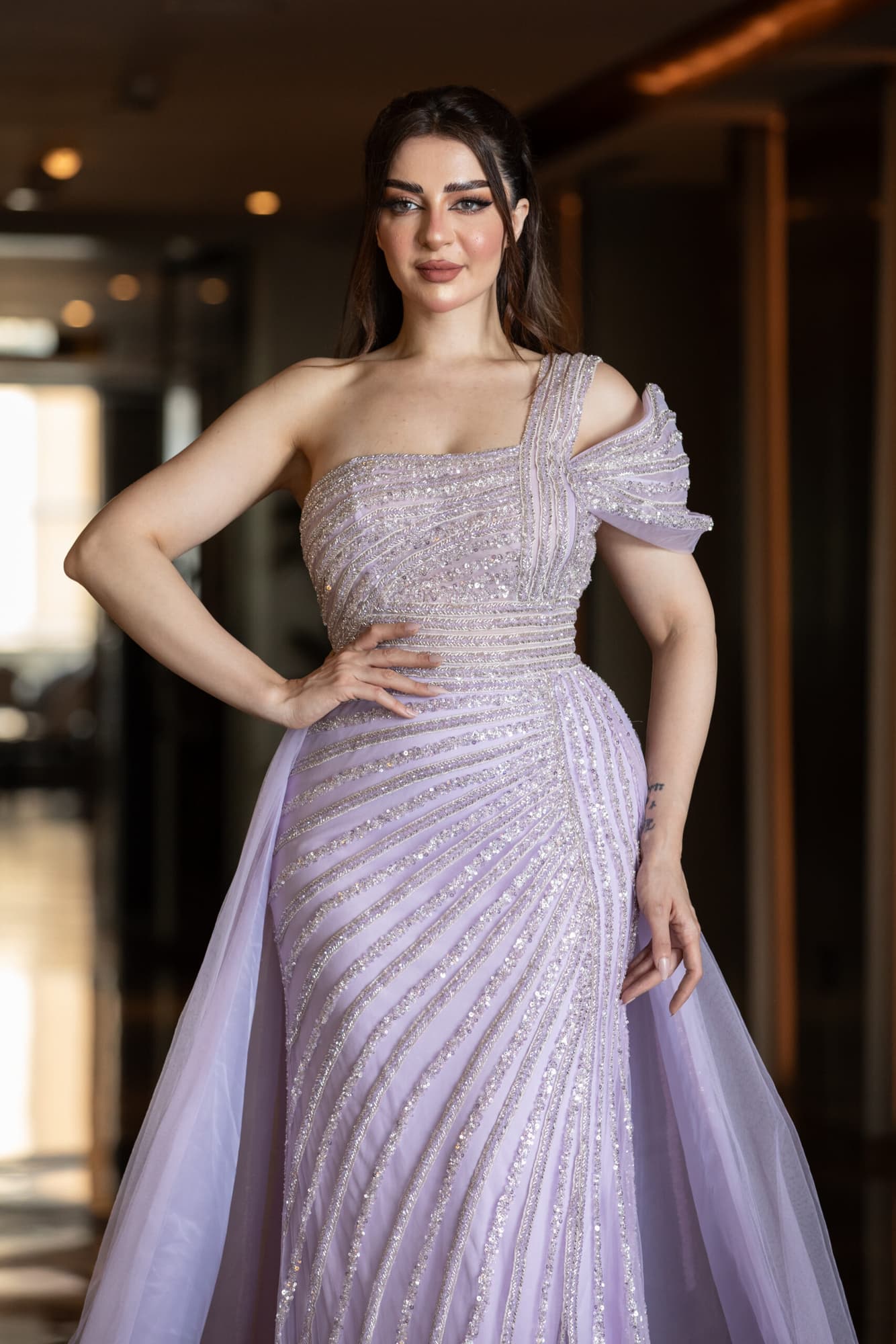 فستان سهره مرصع بالفصوص يأتي بكم منسدل وذيل طويل