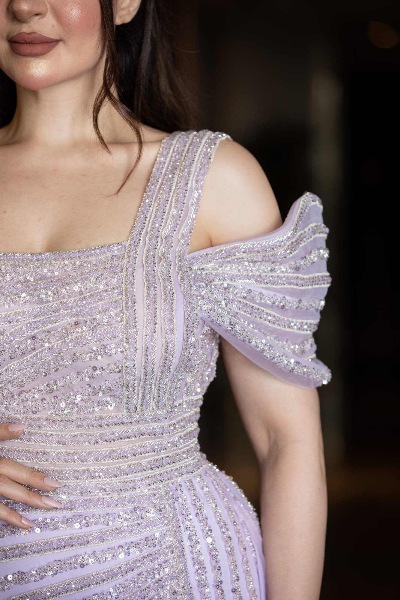 فستان سهره مرصع بالفصوص يأتي بكم منسدل وذيل طويل