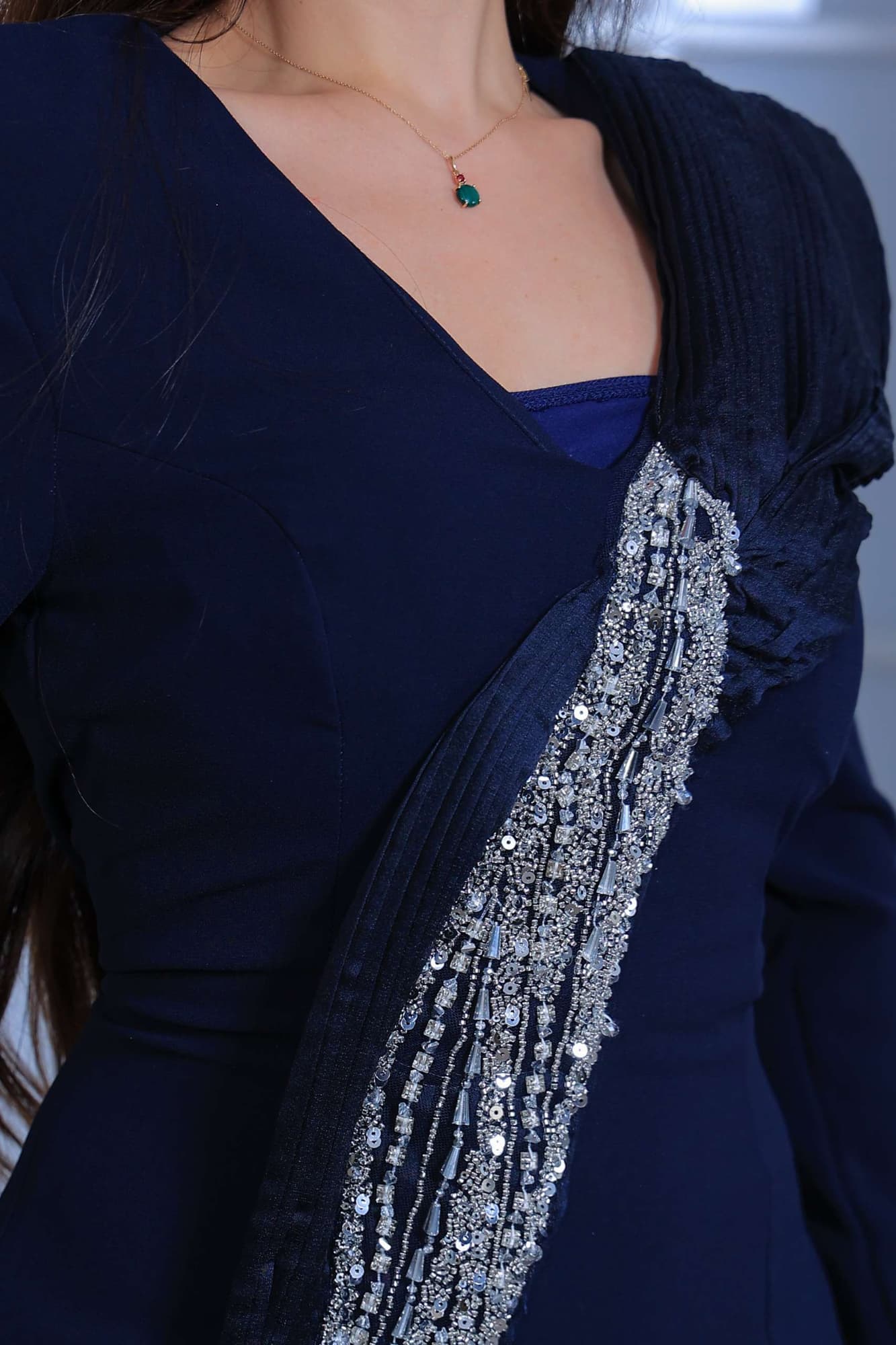 فستان سهرة طويل يتميز بقصّة مستقيمة تبرز القوام بانسيابية يعكس فخامة هادئة وأناقة عصرية. كحلي داكن