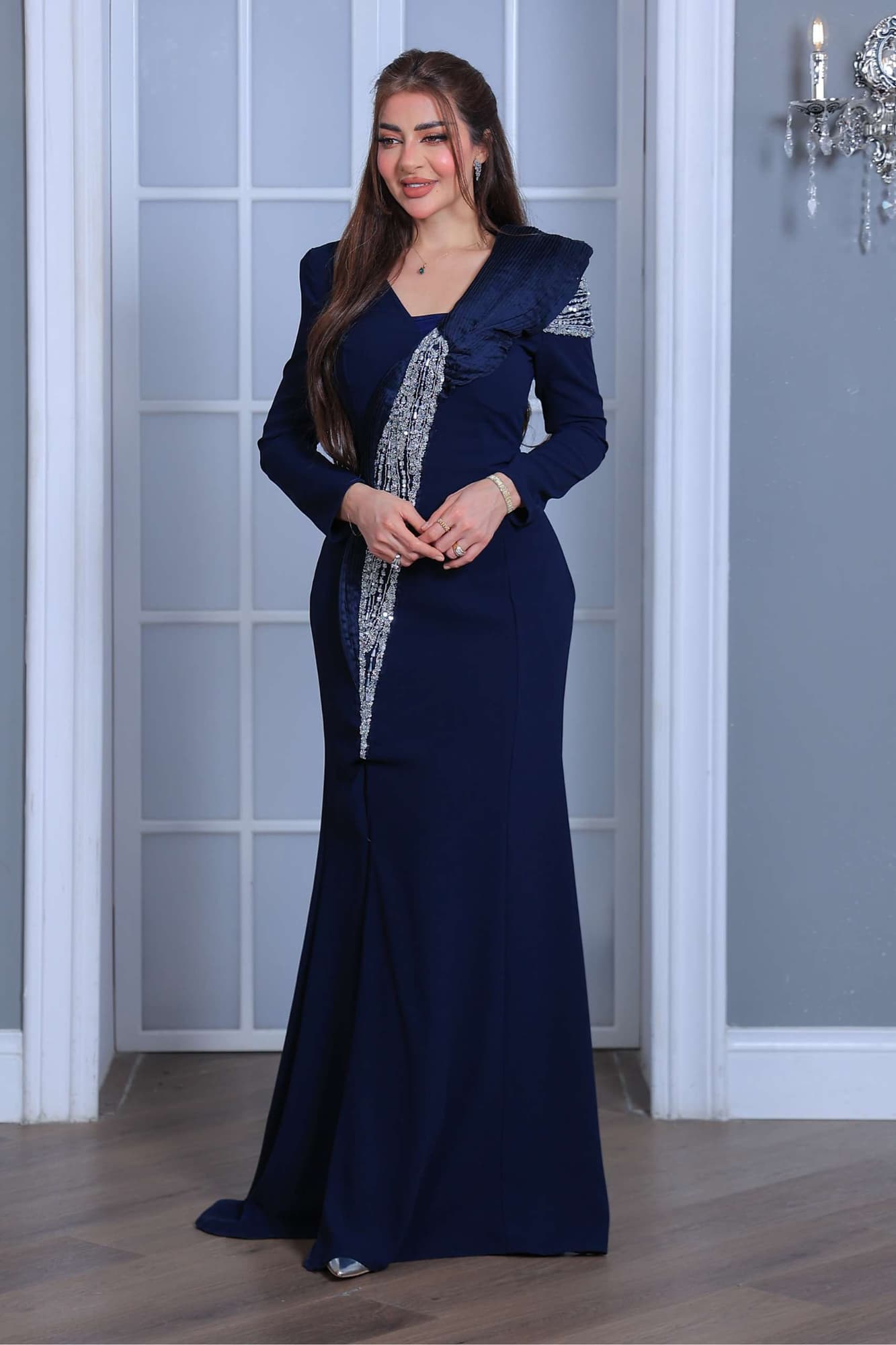 فستان سهرة طويل يتميز بقصّة مستقيمة تبرز القوام بانسيابية يعكس فخامة هادئة وأناقة عصرية.