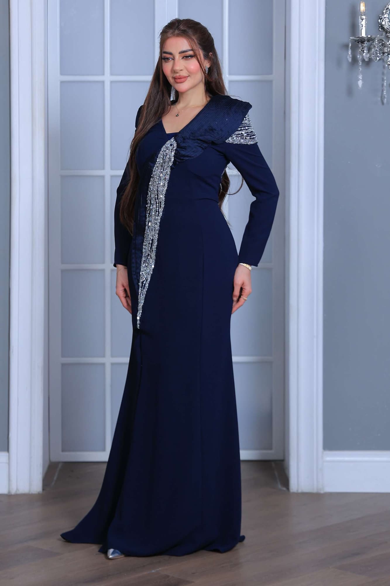 فستان سهرة طويل يتميز بقصّة مستقيمة تبرز القوام بانسيابية يعكس فخامة هادئة وأناقة عصرية.