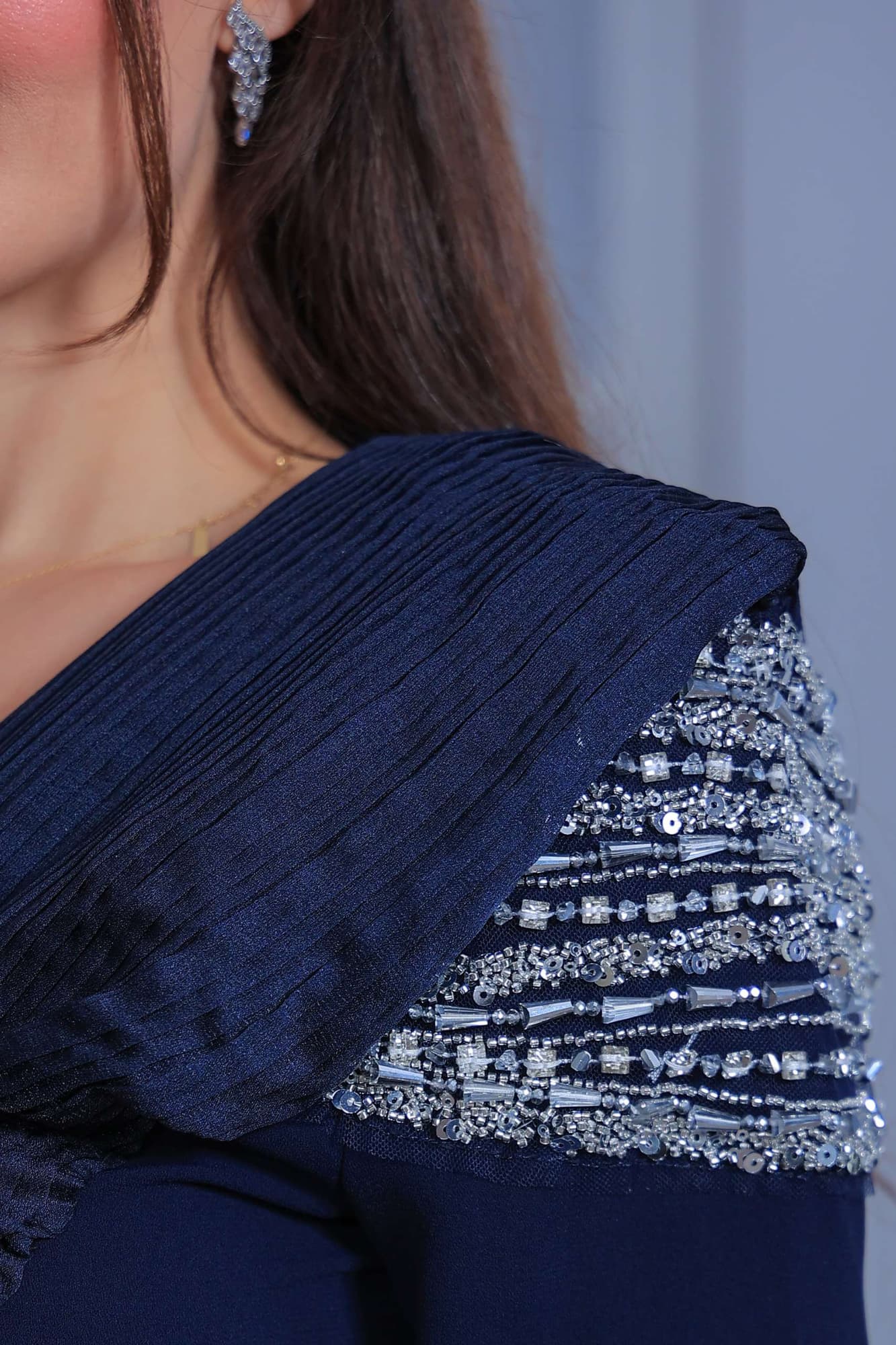 فستان سهرة طويل يتميز بقصّة مستقيمة تبرز القوام بانسيابية يعكس فخامة هادئة وأناقة عصرية.