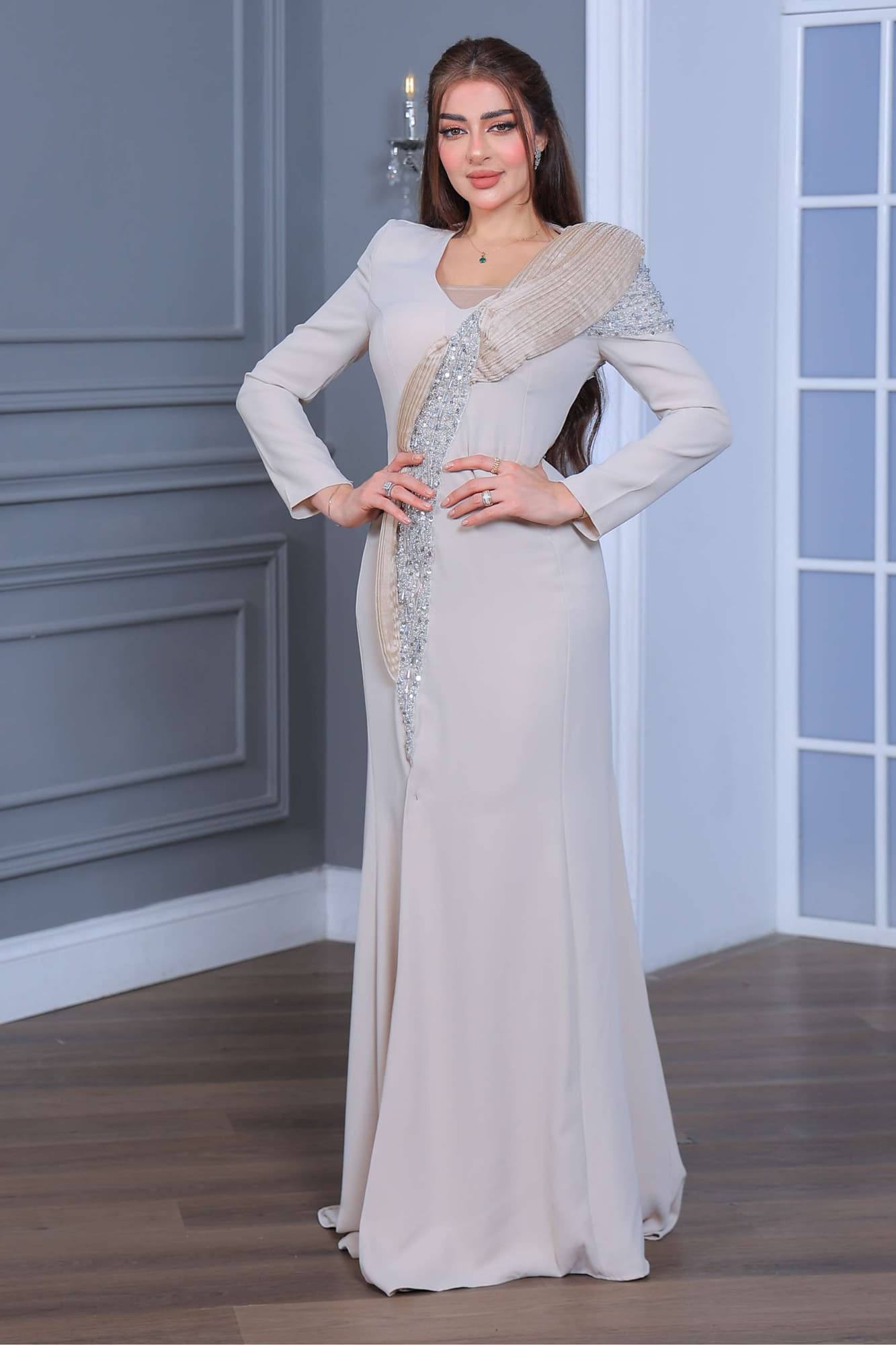 فستان سهرة طويل يتميز بقصّة مستقيمة تبرز القوام بانسيابية يعكس فخامة هادئة وأناقة عصرية