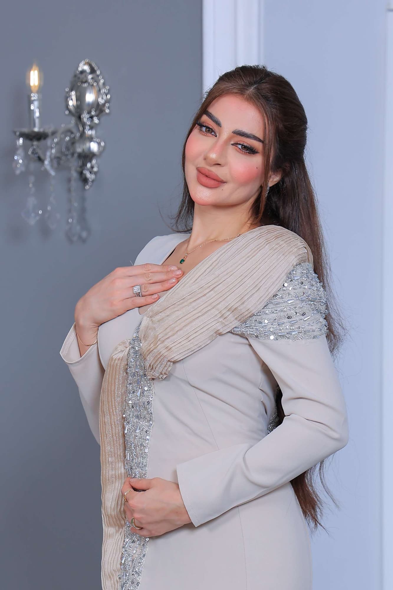 فستان سهرة طويل يتميز بقصّة مستقيمة تبرز القوام بانسيابية يعكس فخامة هادئة وأناقة عصرية