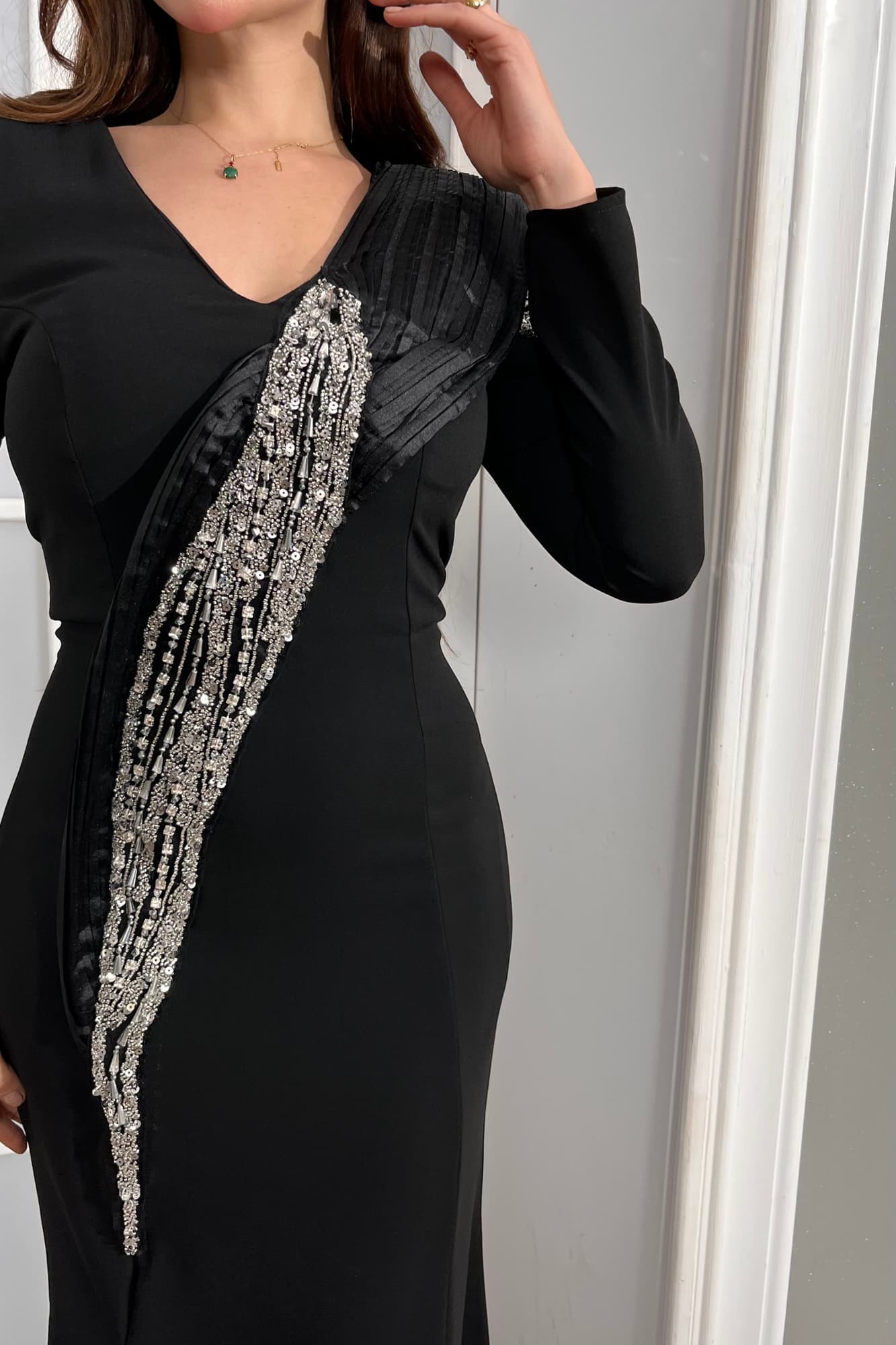 فستان سهرة طويل يتميز بقصّة مستقيمة تبرز القوام بانسيابية يعكس فخامة هادئة وأناقة عصرية اسود