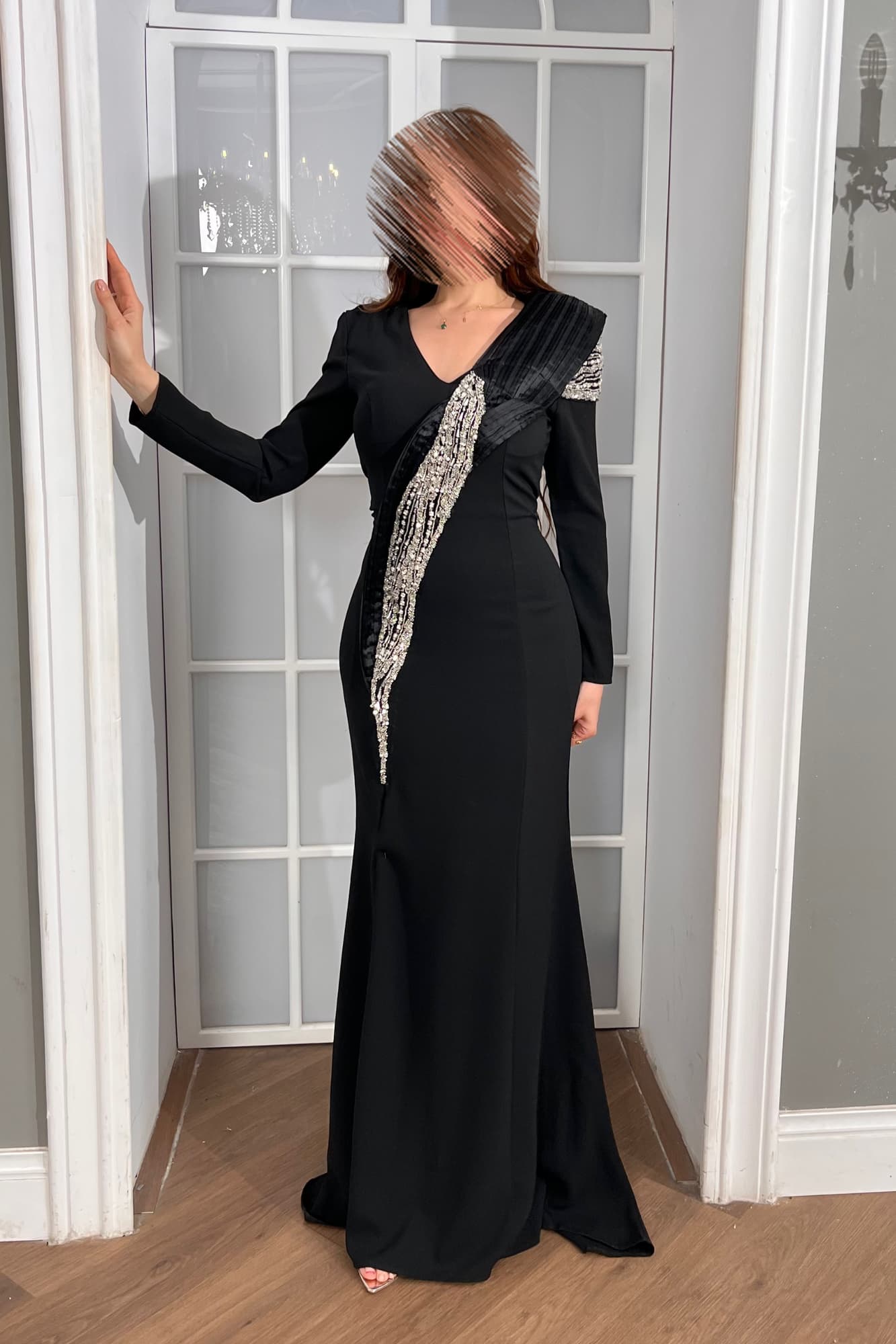 فستان سهرة طويل يتميز بقصّة مستقيمة تبرز القوام بانسيابية يعكس فخامة هادئة وأناقة عصرية