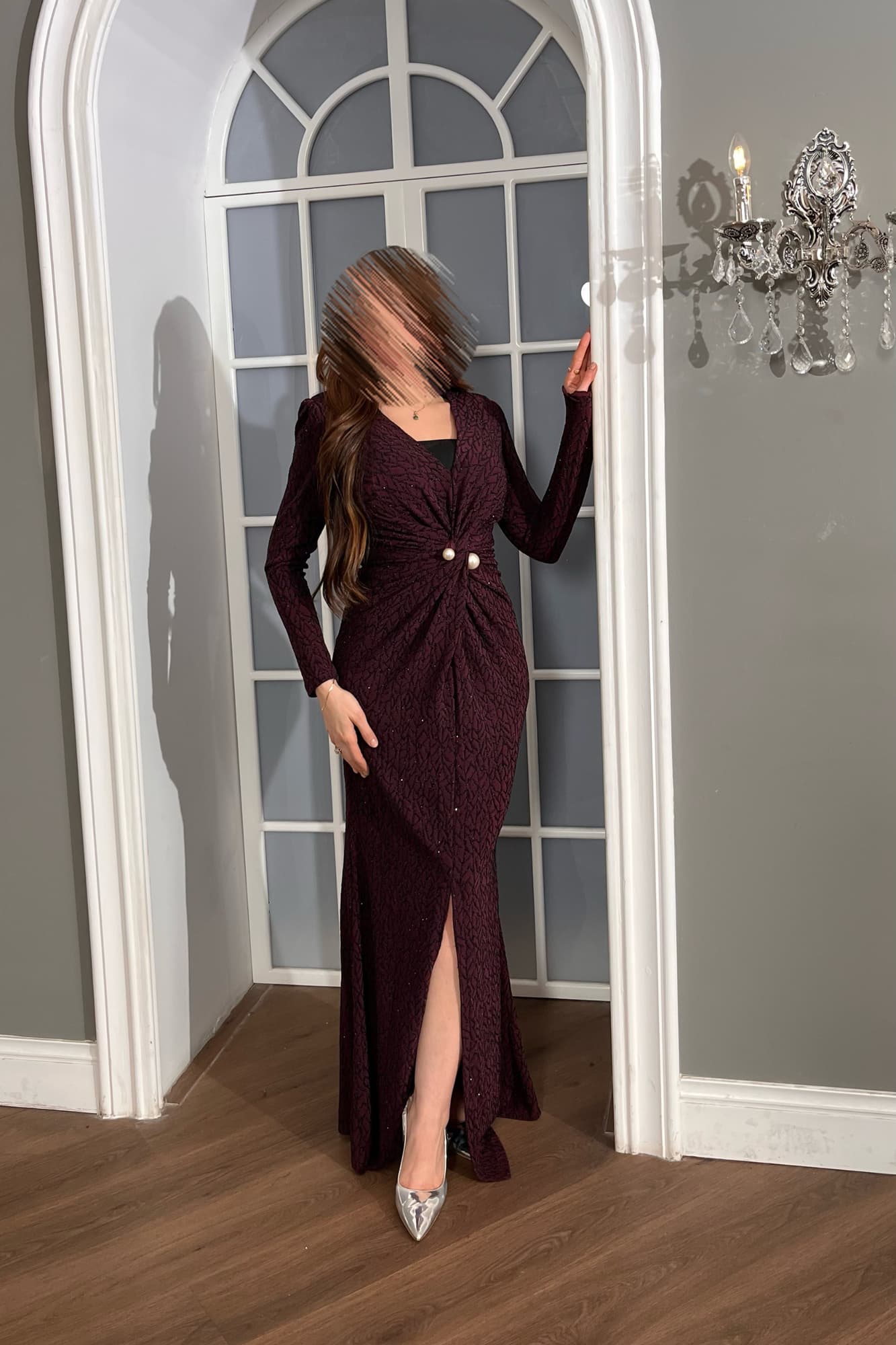 فستان سهرة طويل مطرز بخيوط لامعه خفيفة تعكس الضوء بنعومة يجمع بين البساطة والفخامة