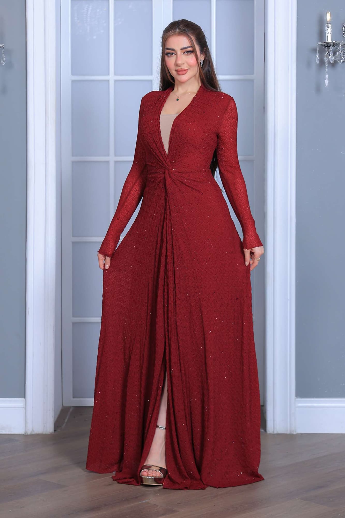 فستان سهرة طويل يتميز بقصّة لف (Wrap) أنيقة مع فتحة صدر على شكل V